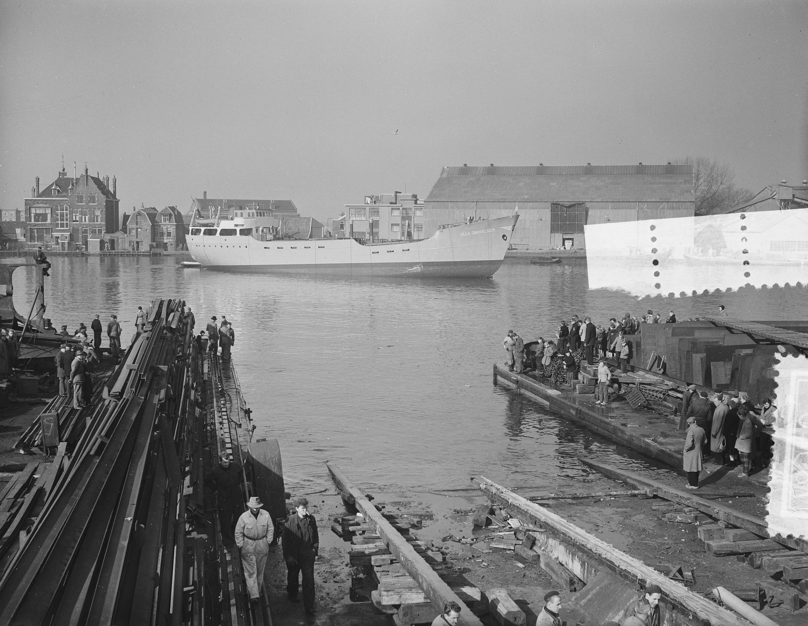 Tewaterlating van het m.s. "Ulla Danielsen" bij de Zaanlandse Scheepsbouw Maatschappij — Foto: Bilsen, Joop van / Anefo. — Licentie: Set B: Rechtenvrij / Publiek Domein. Bron: Nationaal Archief. http://hdl.handle.net/10648/a944497a-d0b4-102d-bcf8-003048976d84