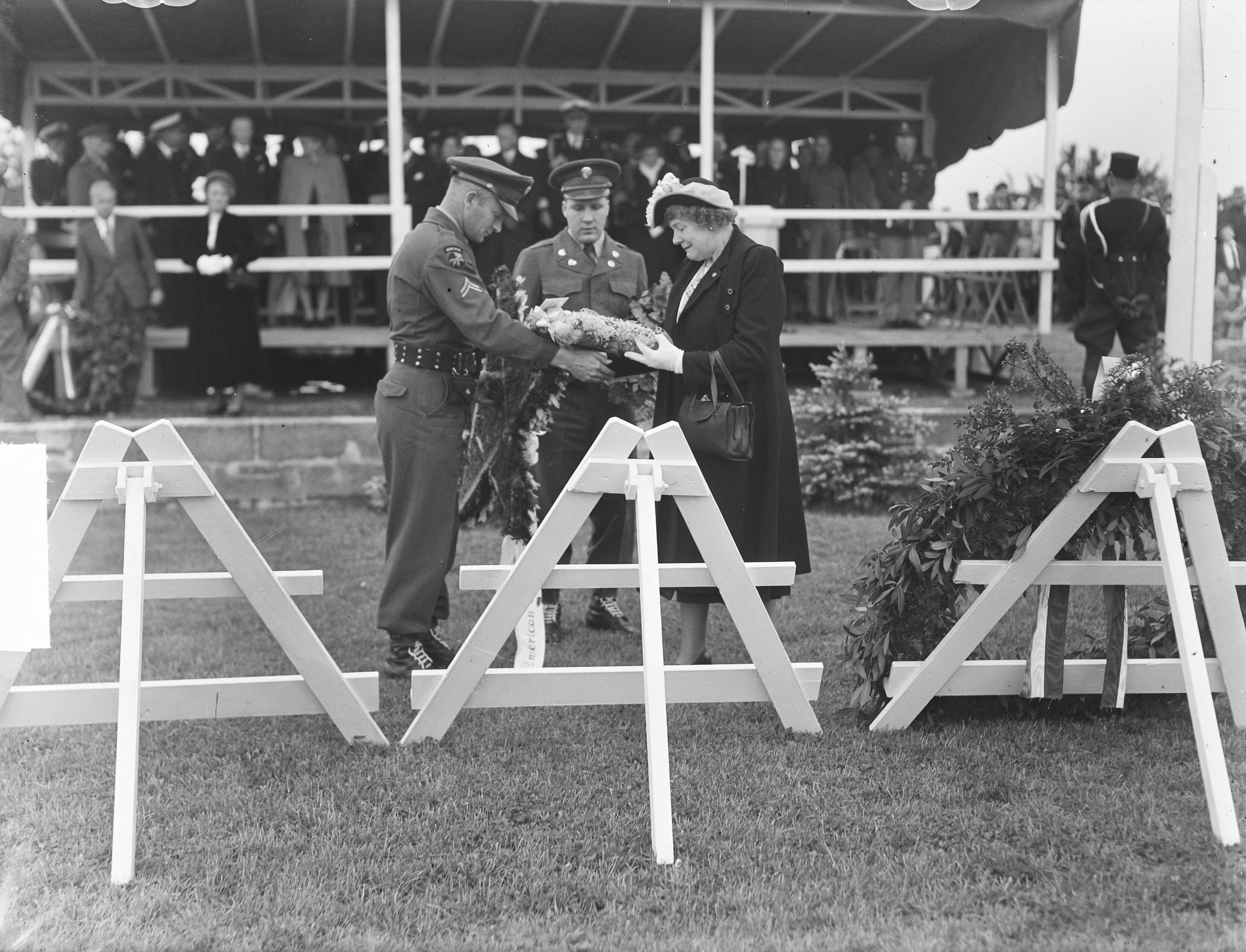 Fotocollectie Anefo — Memorialday op Margraten, mevrouw Chapin — Foto: Oorschot, […] van / Anefo. Licentie: Set B: Rechtenvrij / Publiek Domein. Bron: Nationaal Archief. http://hdl.handle.net/10648/a8d91510-d0b4-102d-bcf8-003048976d84