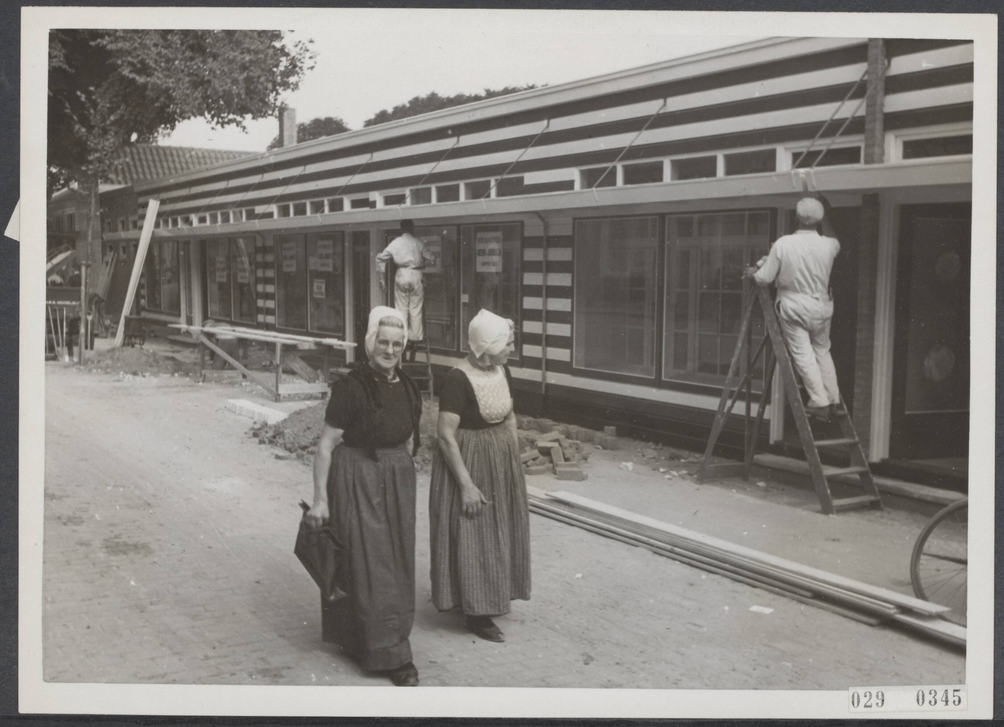 Fotocollectie Elsevier Binnenland — Bijschrift "Zeeuwse belangstelling voor de noodwinkels te Middelburg" — Foto: Internationale Clichéfabrieken Pax Holland N.V. Licentie: Set B: Rechtenvrij / Publiek Domein. Bron: Nationaal Archief. http://hdl.handle.net/10648/ade1a7ac-d0b4-102d-bcf8-003048976d84