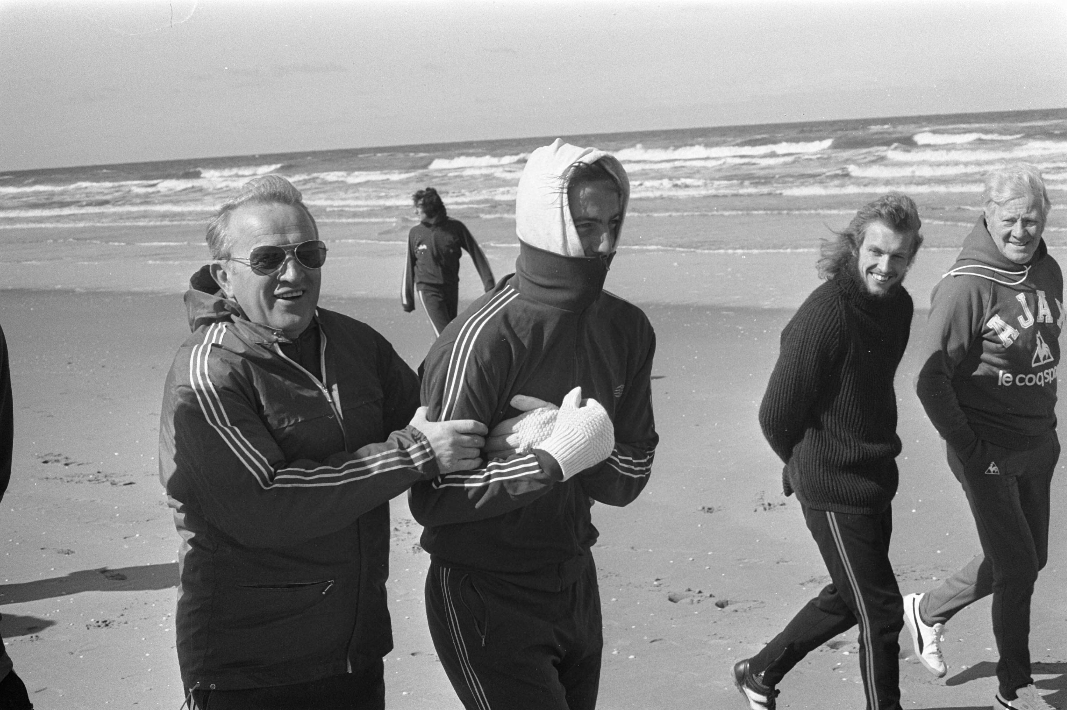 Fotocollectie Anefo — Training Ajax op strand van Wassenaar, trainer Kovacs en Johan Neeskens (rechts) — Foto: Verhoeff, Bert / Anefo. Licentie: Set B: Rechtenvrij / Publiek Domein. Bron: Nationaal Archief. http://hdl.handle.net/10648/ac2955b8-d0b4-102d-bcf8-003048976d84