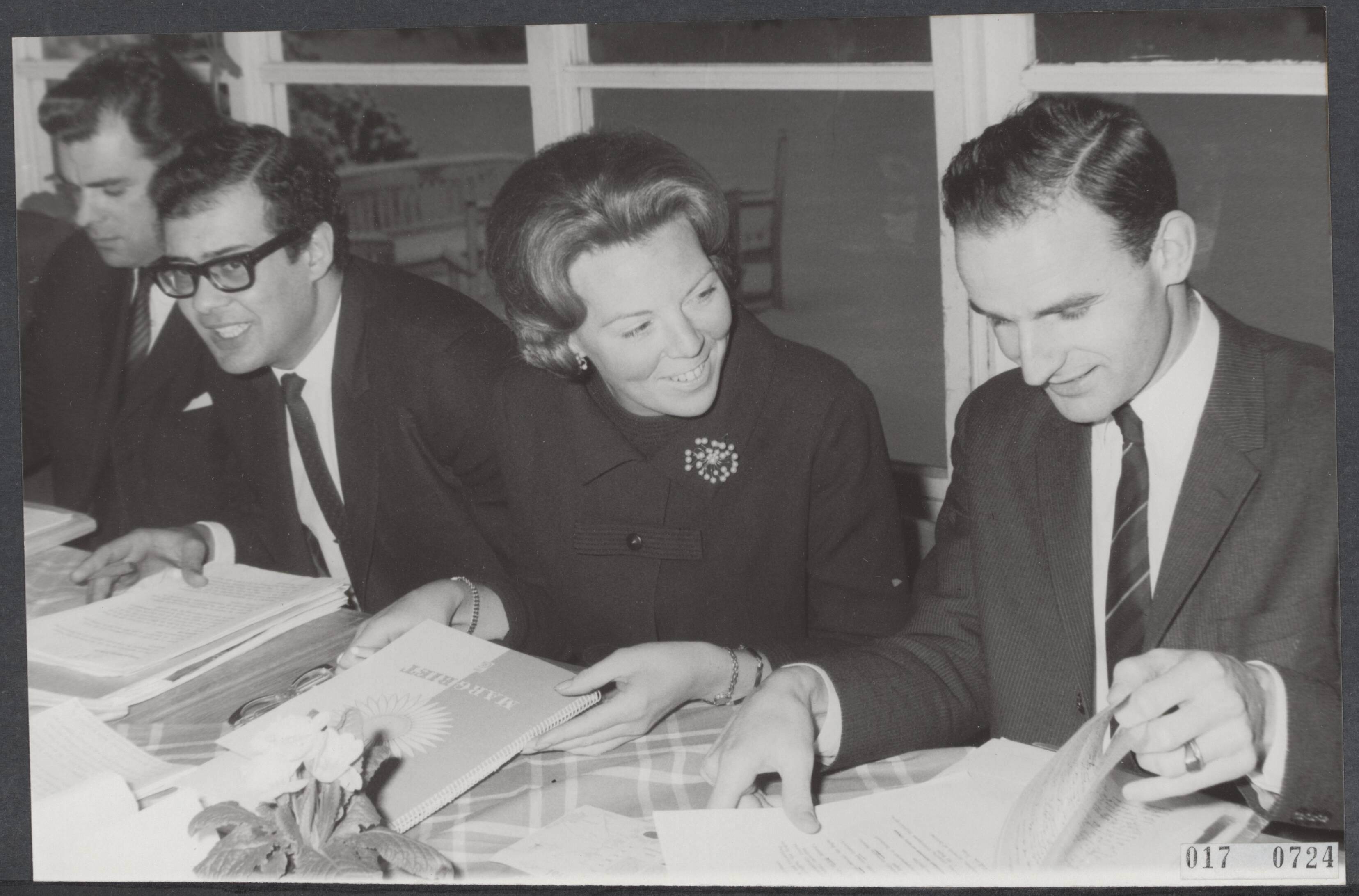 Fotocollectie Elsevier Binnenland — Prinses Beatrix heeft de Europese Werkgroep welke enige dagen in het vormingscentrum [Veenwoude] op de Lage Vuursche bijeen was, als presidente bijgewoond. De prinses temidden van haar medewerkers, vlnr. J.A.M. Grosfeld en David A. Mitchnick (project manager). Geheel rechts prof. dr. F.A.M. Alting von Geusau (voorzitter) — Foto: Nijs, Jac. de / Anefo. Licentie: Set B: Rechtenvrij / Publiek Domein. Bron: Nationaal Archief. http://hdl.handle.net/10648/adbecf02-d0b4-102d-bcf8-003048976d84