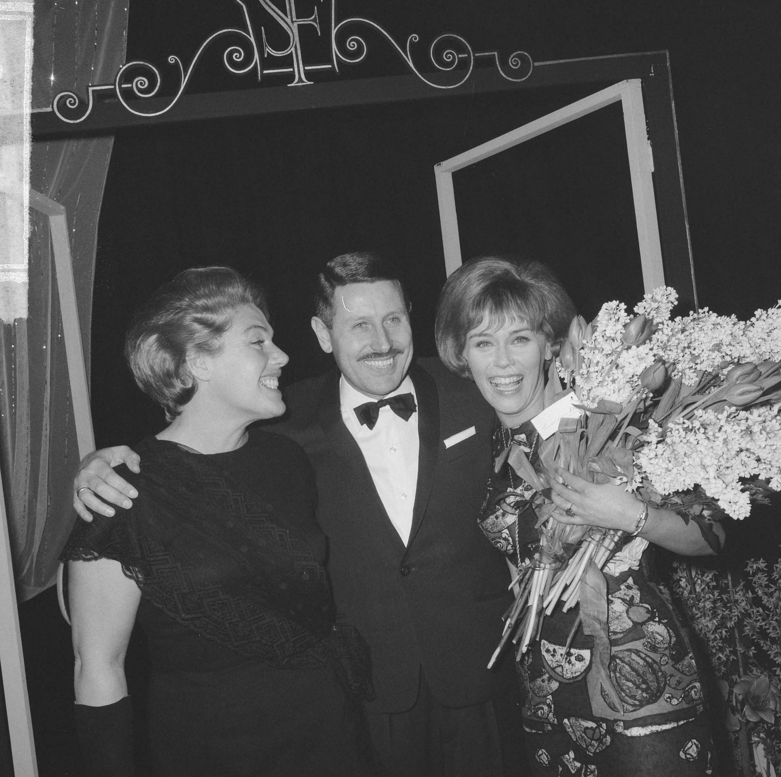 Fotocollectie Anefo — Finale Nationaal Songfestival 1965, v.l.n.r. Joke Prior-van Soest (tekstschrijfster), Johnny Holshuizen (muziek) en Conny Vandenbos — Foto: Nijs, Jac. de / Anefo. Licentie: Set B: Rechtenvrij / Publiek Domein. Bron: Nationaal Archief. http://hdl.handle.net/10648/aa92c540-d0b4-102d-bcf8-003048976d84