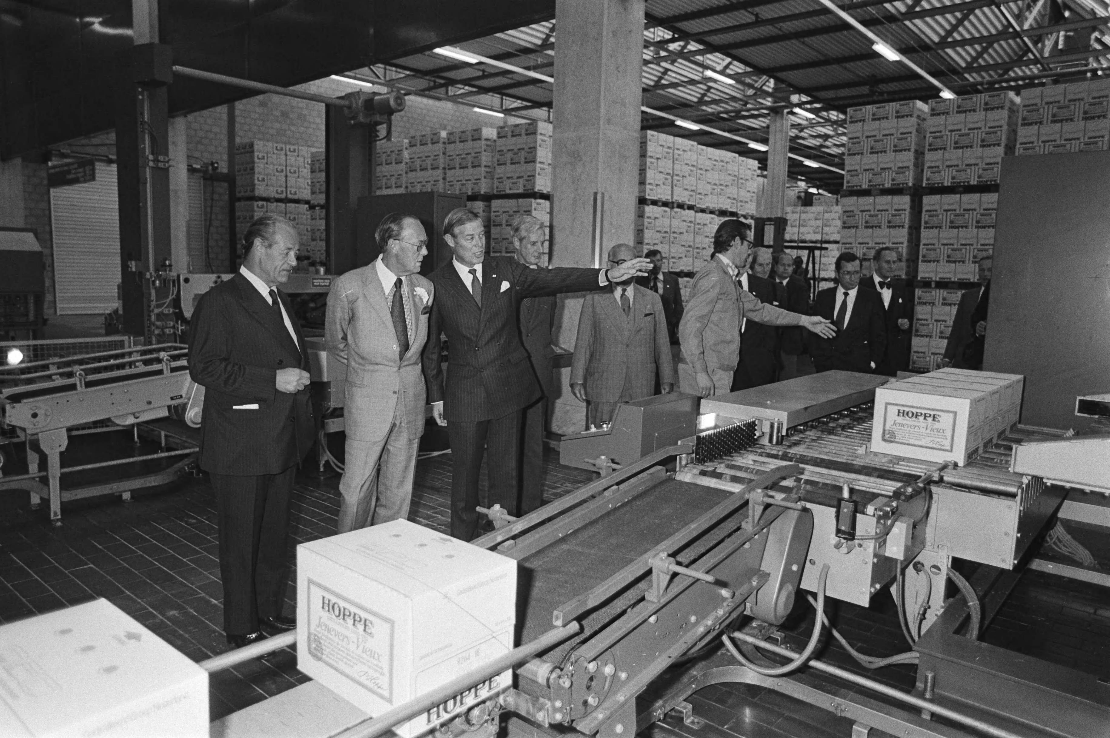 Opening door prins Bernhard van de nieuwe vestiging van de Gedistilleerd en Wijngroep Nederland B.V. (dochter van Heineken) in Zoetermeer — Prins Bernhard tijdens de rondleiding — Foto: Dijk, Hans van / Anefo. Licentie: Set B: Rechtenvrij / Publiek Domein. Bron: Nationaal Archief. http://hdl.handle.net/10648/acd17036-d0b4-102d-bcf8-003048976d84