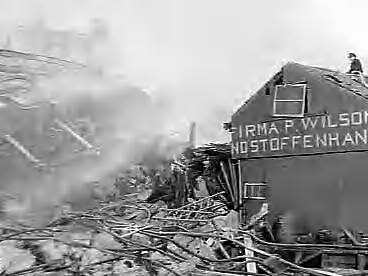 Fotocollectie Anefo — Grote pakhuisbrand (Zaans Veem) te Zaandam. Pakhuizen Czaar Peter en pand Nederland van Zaans Veem v.h. rijstpellerij Kamphuys — Foto: Noske, J.D. / Anefo. Licentie: Set B: Rechtenvrij / Publiek Domein. Bron: Nationaal Archief. http://hdl.handle.net/10648/ad767680-d0b4-102d-bcf8-003048976d84