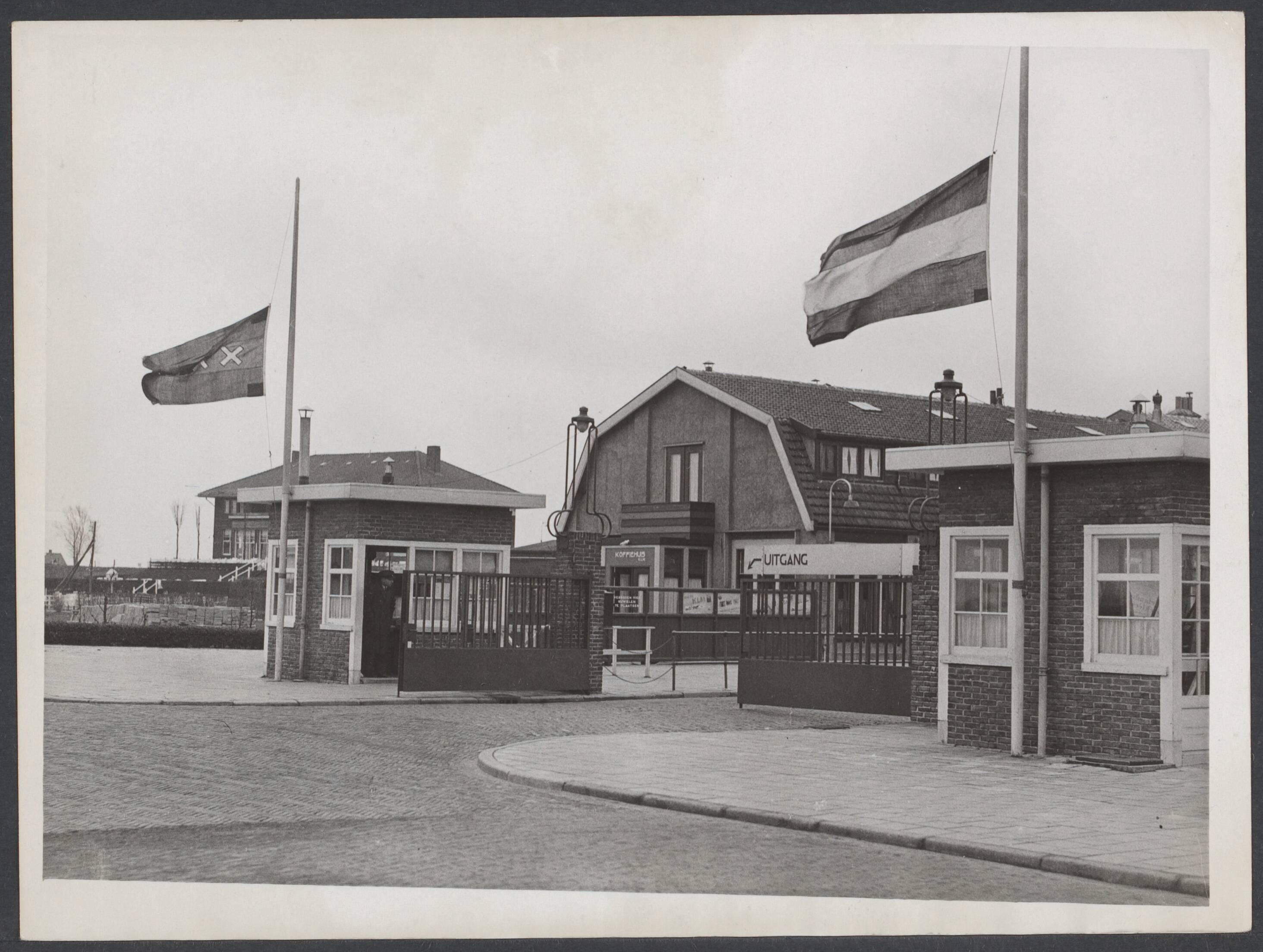 Schiphol vóór 1945 - Nederland — Schiphol. Leeuwerik verongelukt. Vlaggen halfstok — Foto: N.V. Vereenigde Fotobureaux. Licentie: Set B: Rechtenvrij / Publiek Domein. Bron: Nationaal Archief. http://hdl.handle.net/10648/0a4fa18a-eb5f-44e5-9167-ee93d520795a