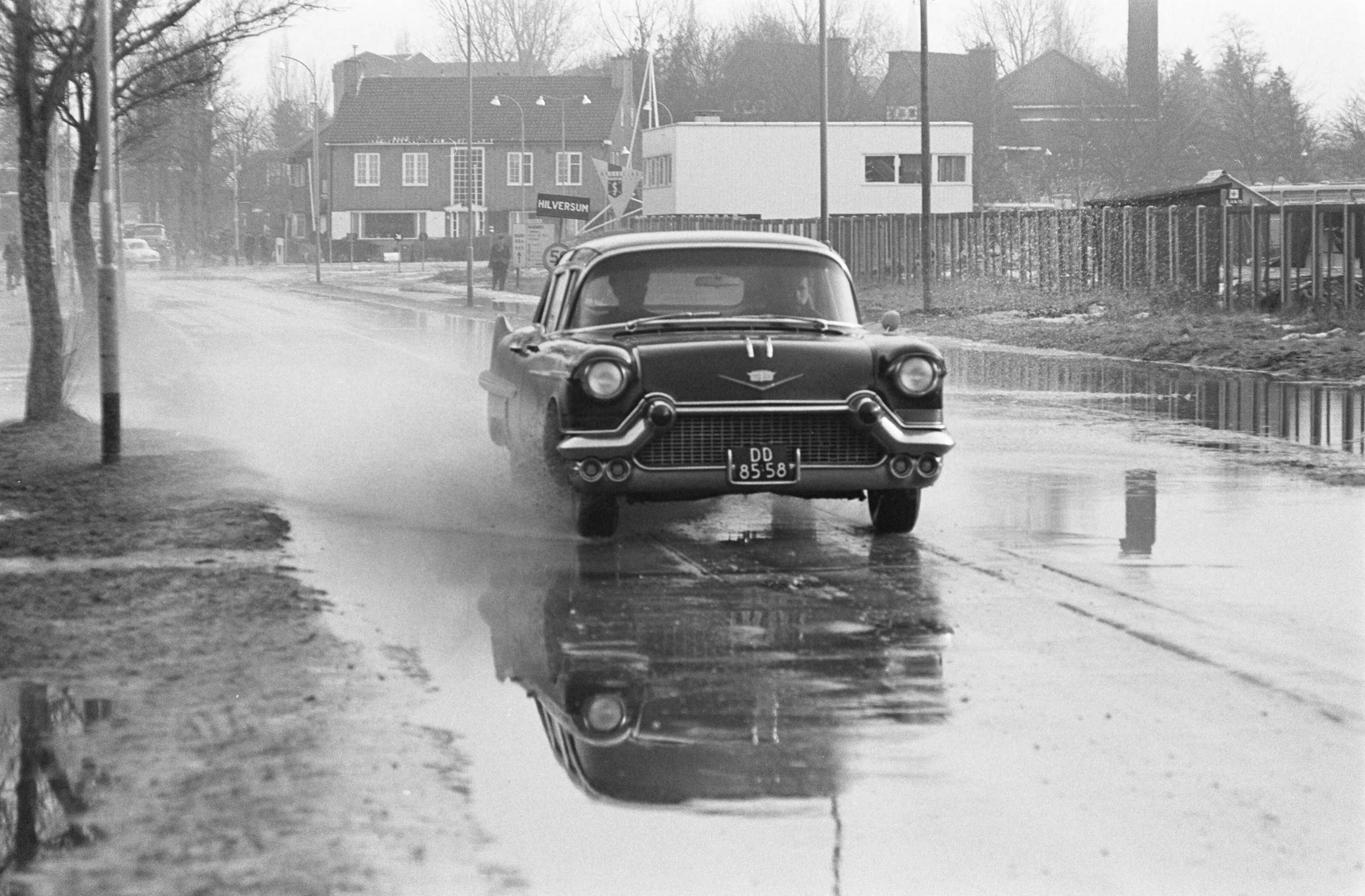 Fotocollectie Anefo — Overlast door dooi op de Naarderweg in Hilversum bij de nieuwe TV-studio — Foto: Koch, Eric / Anefo. Licentie: Set B: Rechtenvrij / Publiek Domein. Bron: Nationaal Archief. http://hdl.handle.net/10648/aa2cbca0-d0b4-102d-bcf8-003048976d84