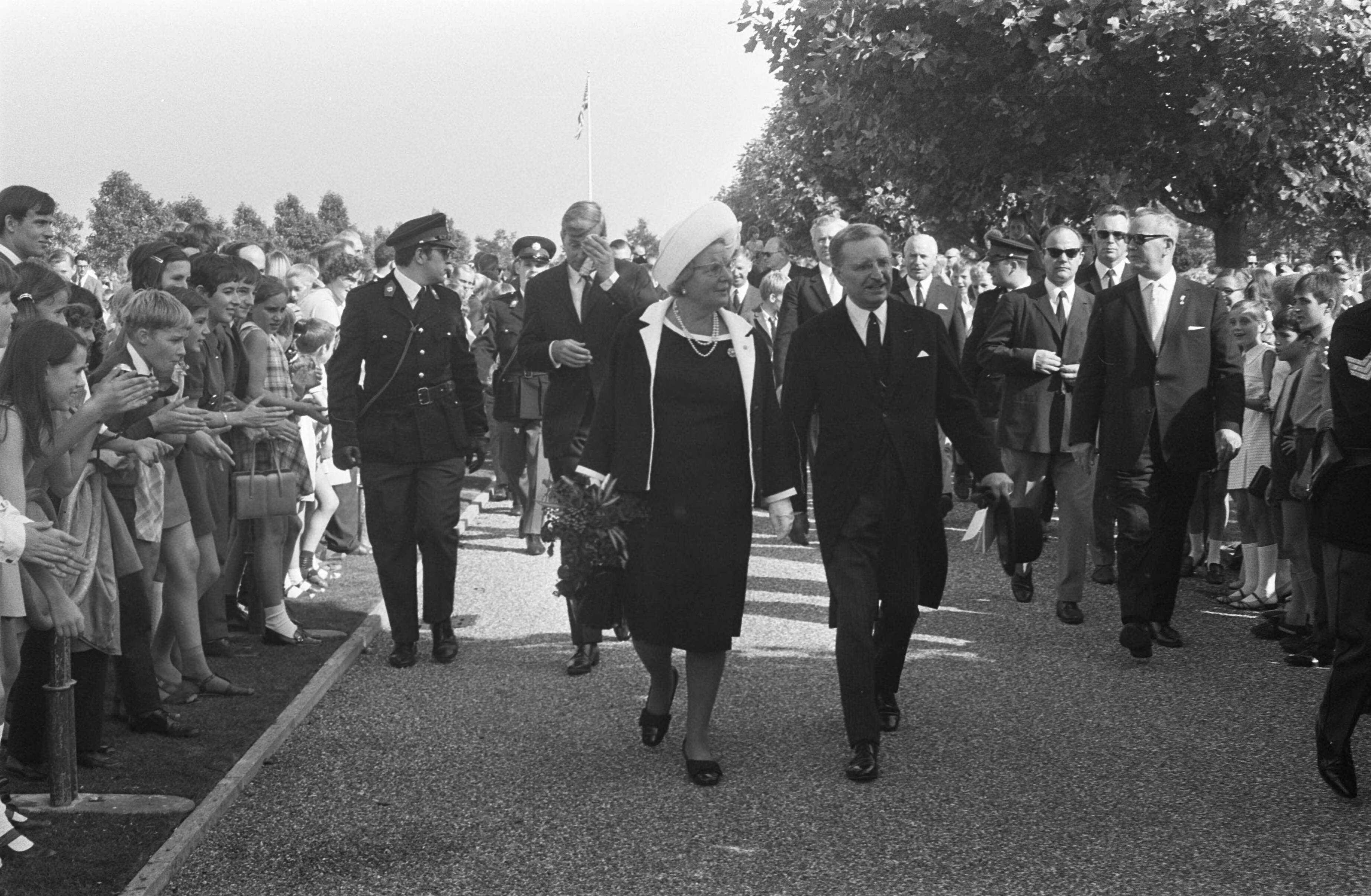 Fotocollectie Anefo — H. M. Kon. Juliana bezoekt Z. Limburg t.g.v. 25-j. herdenking van de bevrijding: bezoek Margraten — Foto: Mieremet, Rob / Anefo. Licentie: Set B: Rechtenvrij / Publiek Domein. Bron: Nationaal Archief. http://hdl.handle.net/10648/ab797dfa-d0b4-102d-bcf8-003048976d84