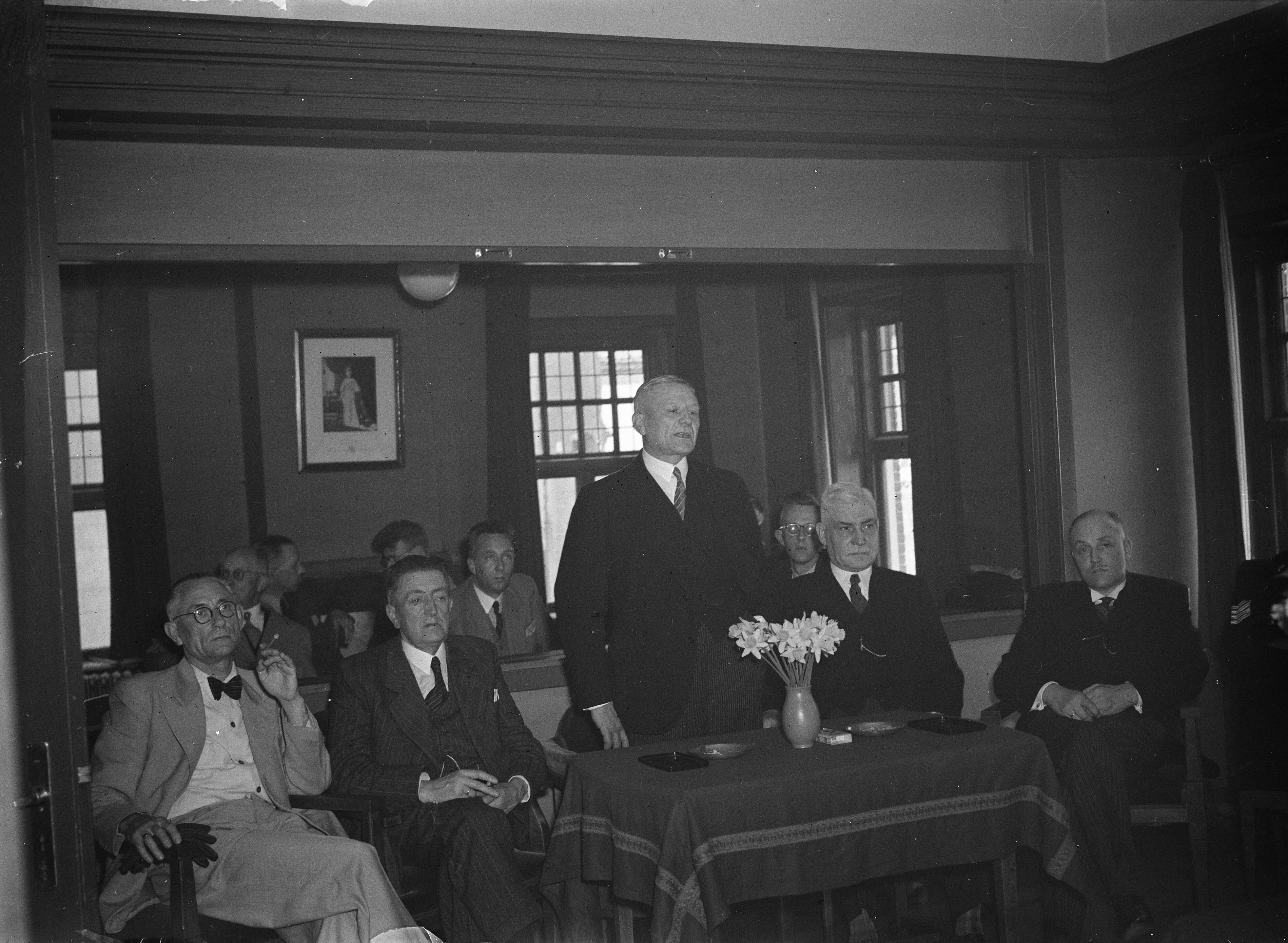 Fotocollectie Anefo — Afscheid van de burgemeester van Krommenie J. Kalff. Toespraak van een van de aanwezigen — Foto: Sagers, Harry / Anefo. Licentie: Set B: Rechtenvrij / Publiek Domein. Bron: Nationaal Archief. http://hdl.handle.net/10648/a8a7e7b0-d0b4-102d-bcf8-003048976d84