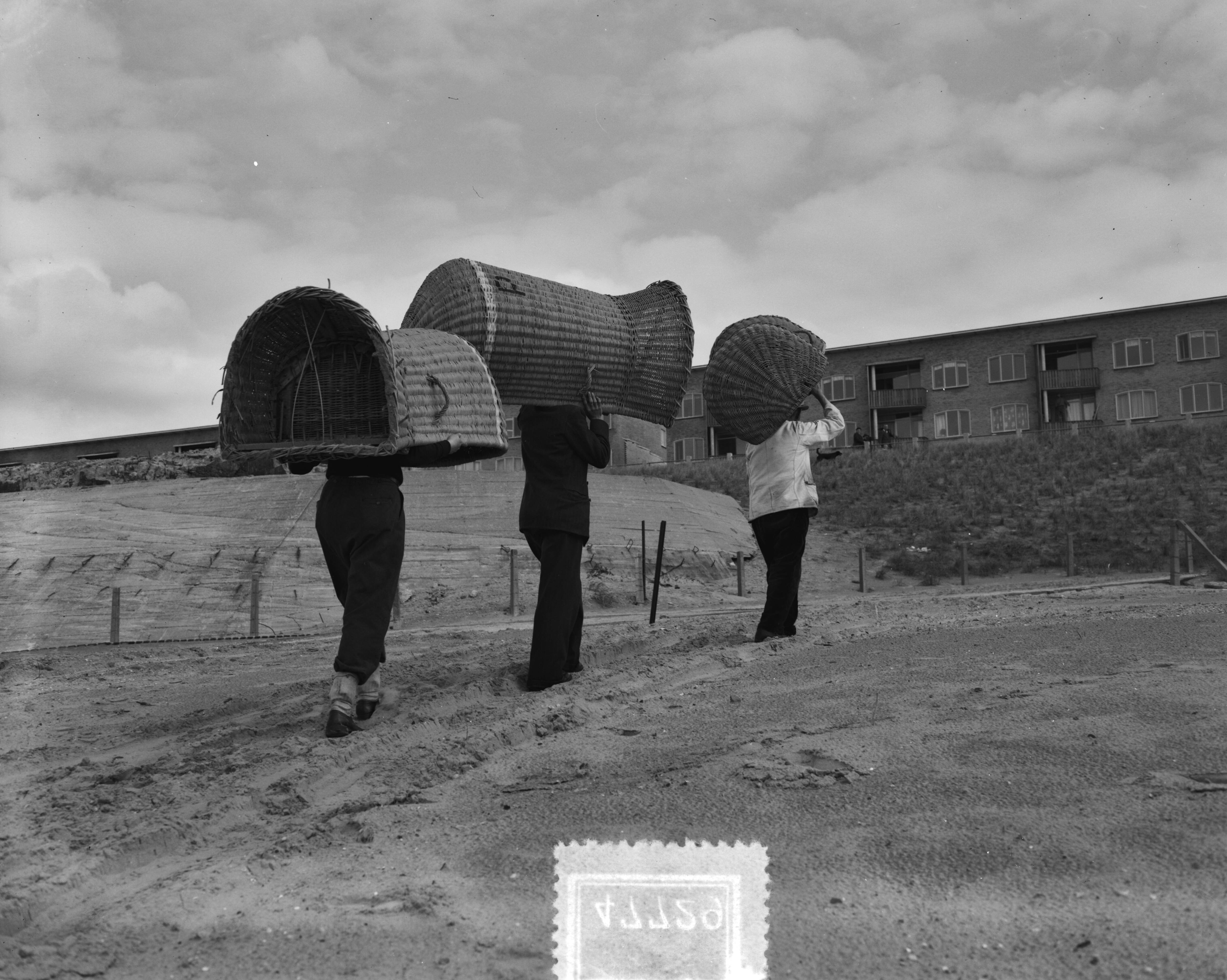 Fotocollectie Anefo — Einde badseizoen. Opruiming van badstoelen op het strand van Zandvoort — Foto: Pot, Harry / Anefo. Licentie: Set B: Rechtenvrij / Publiek Domein. Bron: Nationaal Archief. http://hdl.handle.net/10648/a8efb7c0-d0b4-102d-bcf8-003048976d84