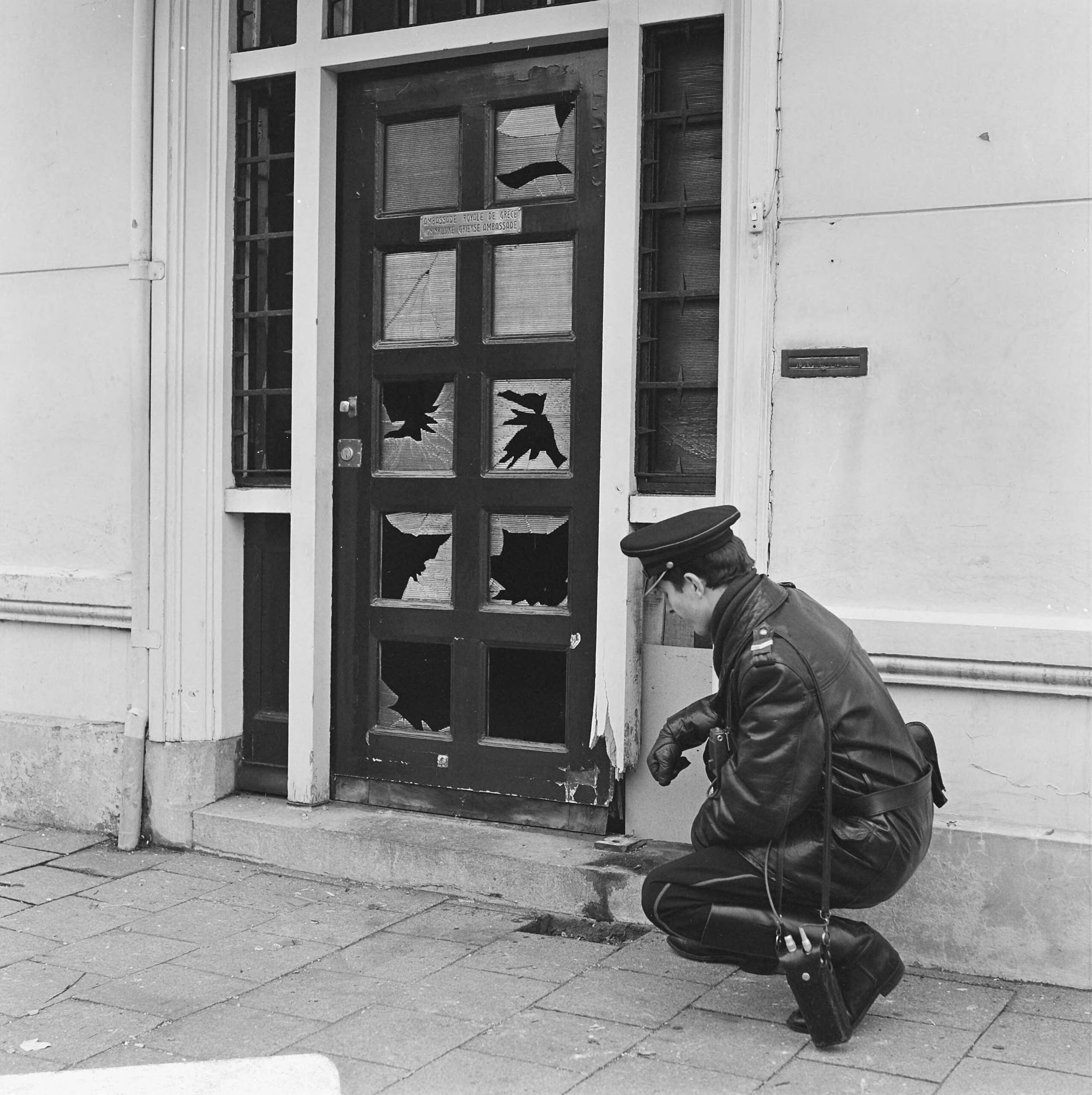 Fotocollectie Anefo — Bomaanslagen op ambassades te Den Haag . Griekse ambassade deurpost en ruiten vernield — Foto: Behrens, Herbert F. / Anefo. Licentie: Set B: Rechtenvrij / Publiek Domein. Bron: Nationaal Archief. http://hdl.handle.net/10648/ab38335e-d0b4-102d-bcf8-003048976d84