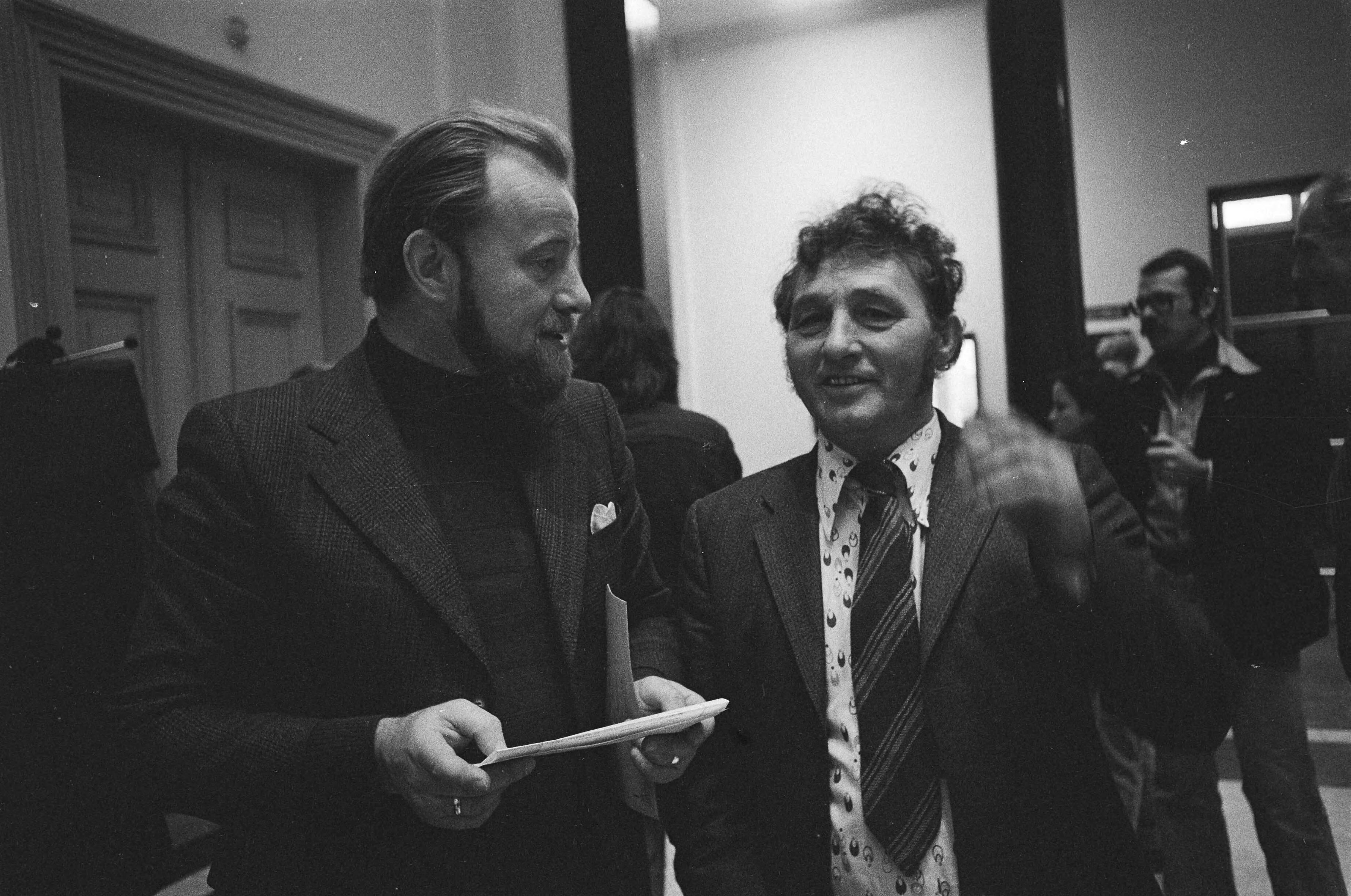 Fotocollectie Anefo — Voortzetting proces in hoger beroep amateurarcheoloog Tjerk Vermaning in Leeuwarden; Vermaning (r) en getuigedeskundige Duitse professor Rosinski — Foto: Verhoeff, Bert / Anefo. Licentie: Set B: Rechtenvrij / Publiek Domein. Bron: Nationaal Archief. http://hdl.handle.net/10648/acc09478-d0b4-102d-bcf8-003048976d84