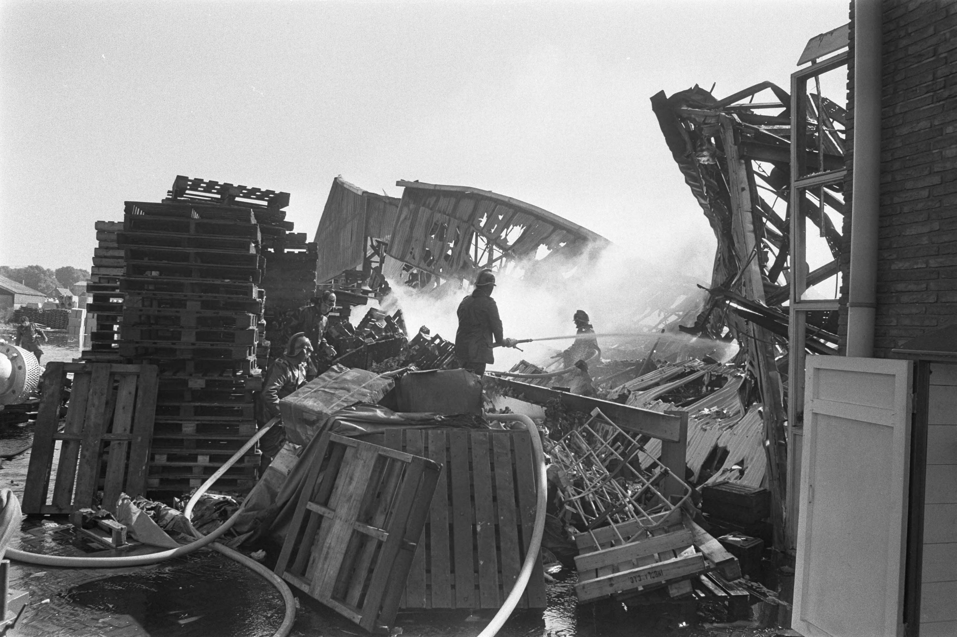 Fotocollectie Anefo — Brand in opslagplaats Simon de Wit , Zaandam — Foto: Verhoeff, Bert / Anefo. Licentie: Set B: Rechtenvrij / Publiek Domein. Bron: Nationaal Archief. http://hdl.handle.net/10648/abcdeb74-d0b4-102d-bcf8-003048976d84