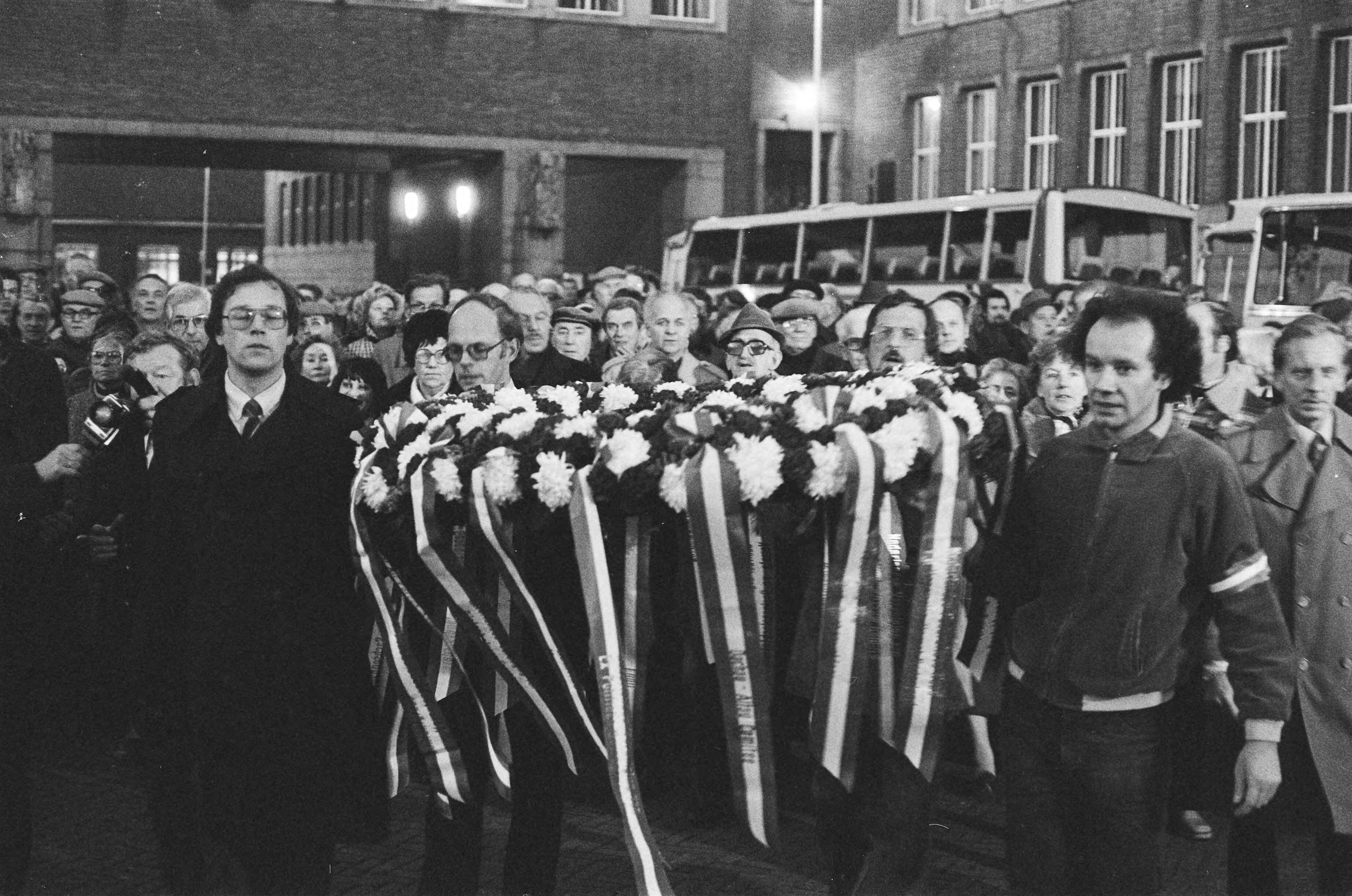 Fotocollectie Anefo — Manifestatie en stille tocht tegen vrijlating Menten Den Haag ; mensen dragen krans mee — Foto: Verhoeff, Bert / Anefo. Licentie: Set B: Rechtenvrij / Publiek Domein. Bron: Nationaal Archief. http://hdl.handle.net/10648/acc197e2-d0b4-102d-bcf8-003048976d84