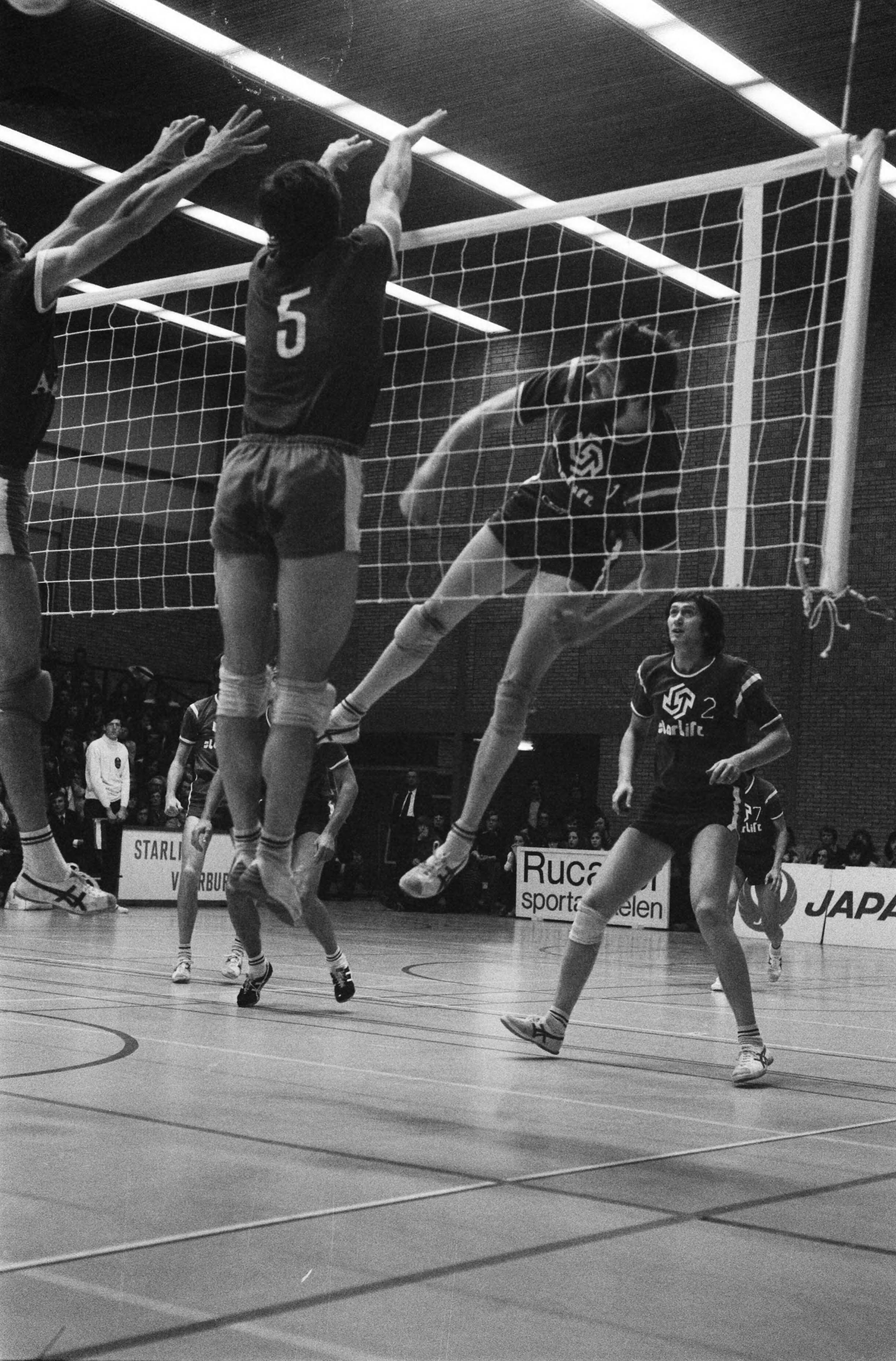 Halve finale Europacup volleybal te Rijswijk: Starlift Blokkeer tegen AZS Olsztyn (Polen) — Spelmoment — Foto: Fotograaf Onbekend / Anefo. Licentie: Set B: Rechtenvrij / Publiek Domein. Bron: Nationaal Archief. http://hdl.handle.net/10648/ac430c6a-d0b4-102d-bcf8-003048976d84