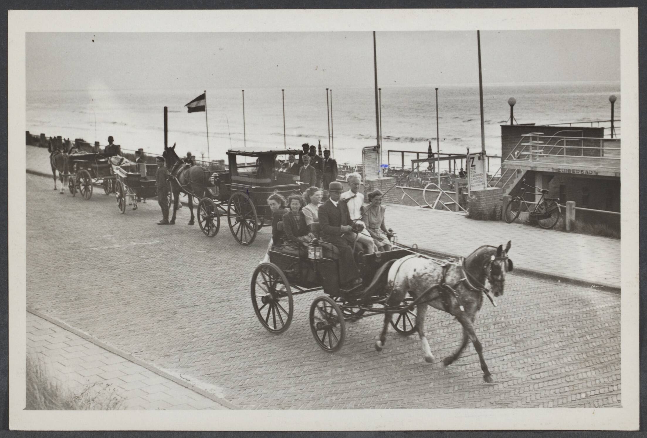 Vervoer — Zandvoort. De "taxi" standplaats voor het Zuiderbad — Foto: N.V. Vereenigde Fotobureaux. Licentie: Set B: Rechtenvrij / Publiek Domein. Bron: Nationaal Archief. http://hdl.handle.net/10648/e7072ace-de69-6a33-a76d-b9faacd6b2f4