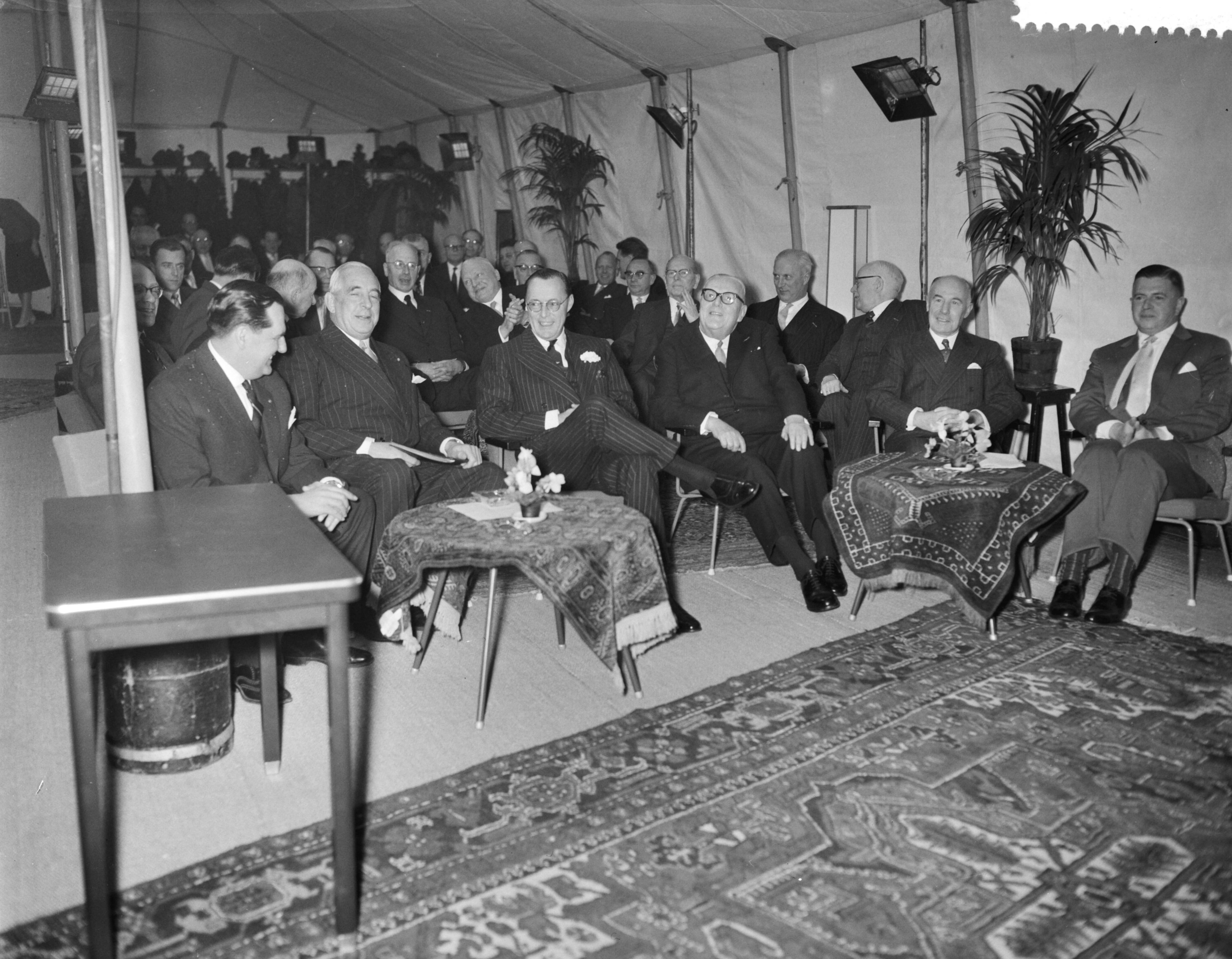 Opening van het centraal researchlaboratorium van Brocades & Stheeman te Haarlem door prins Bernhard — Foto: Bilsen, Joop van / Anefo. — Licentie: Set B: Rechtenvrij / Publiek Domein. Bron: Nationaal Archief. http://hdl.handle.net/10648/a98b9c12-d0b4-102d-bcf8-003048976d84