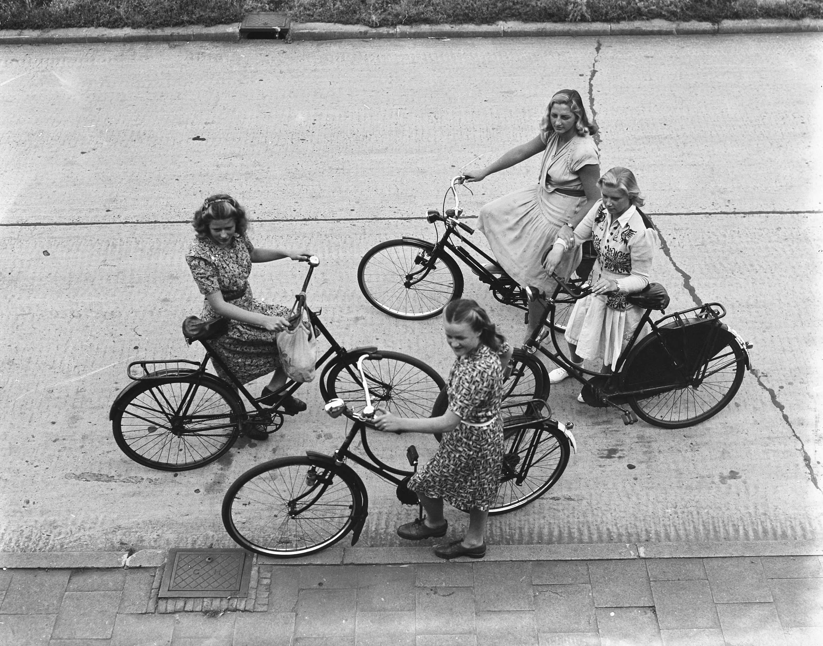 Zwemtrainer Jan Stender met zwemsters — Zwemsters op de fiets voor het huis van Stender. — Foto: Noske, J.D. / Anefo. Licentie: Set B: Rechtenvrij / Publiek Domein. Bron: Nationaal Archief. http://hdl.handle.net/10648/a8ba2b32-d0b4-102d-bcf8-003048976d84