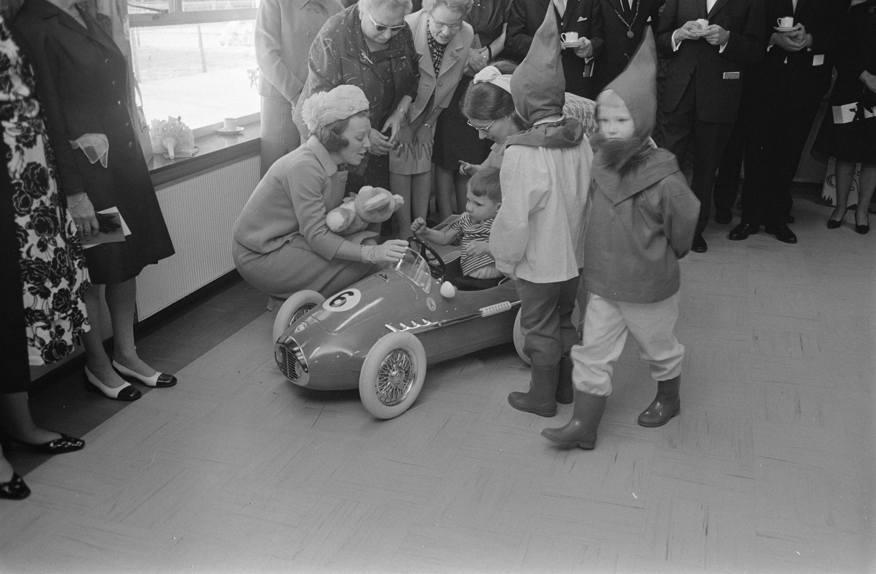 Fotocollectie Anefo — HKH Prinses Beatrix opent kleuterhuis van de Krabbenboss en geeft het de naam Prins Willem Alexander huis te Breda Pr. Beatrix ontvangt race auto voor Pr. Wil. — Foto: Koch, Eric / Anefo. Licentie: Set B: Rechtenvrij / Publiek Domein. Bron: Nationaal Archief. http://hdl.handle.net/10648/ab6795ea-d0b4-102d-bcf8-003048976d84