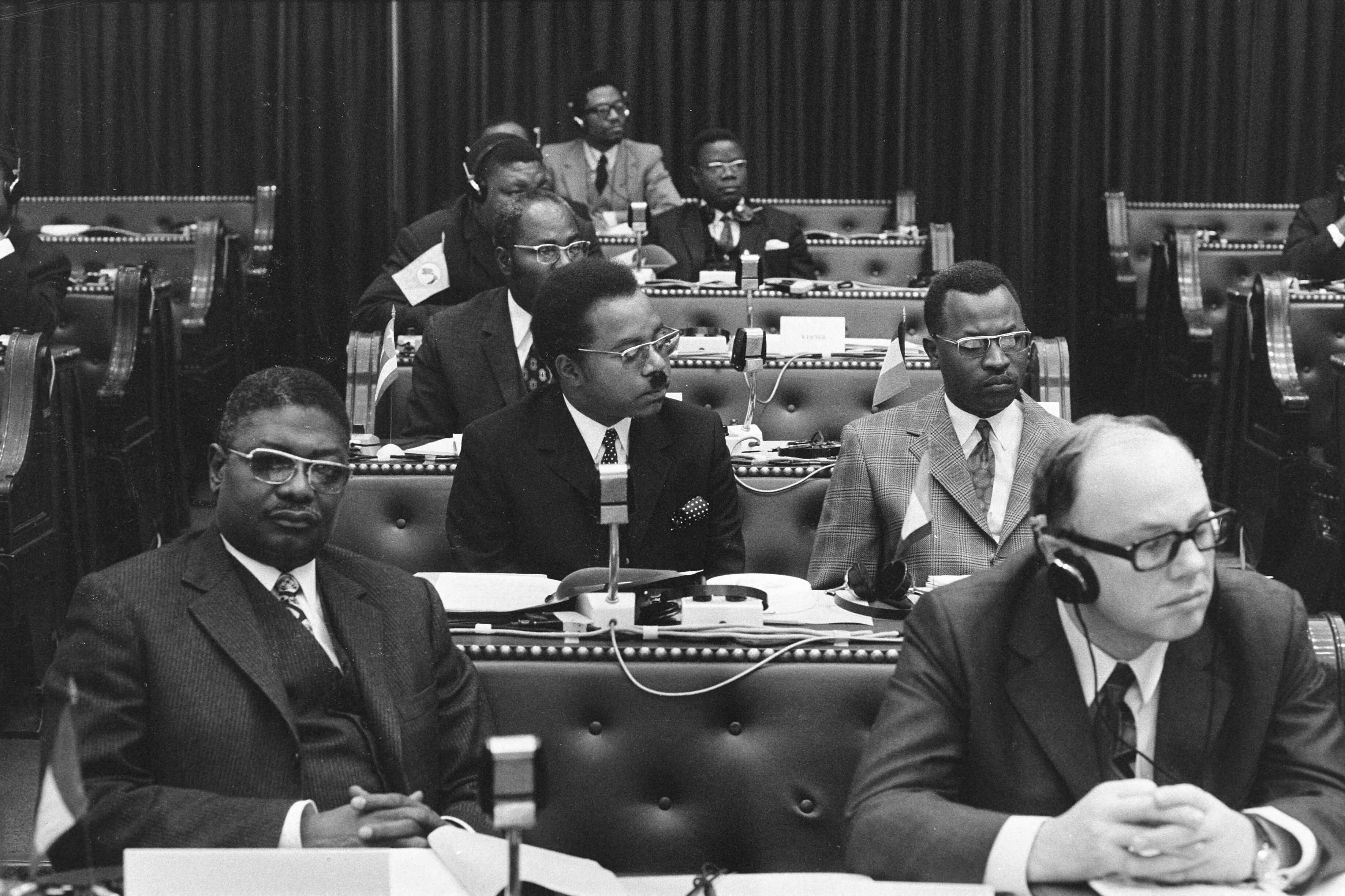 Fotocollectie Anefo — Voorvergadering van congres over associaties EEG met Afrikaanse landen in Tweede Kamer , Den Haag , afgevaardigen uit Afrika in banken — Foto: Verhoeff, Bert / Anefo. Licentie: Set B: Rechtenvrij / Publiek Domein. Bron: Nationaal Archief. http://hdl.handle.net/10648/abdd82dc-d0b4-102d-bcf8-003048976d84