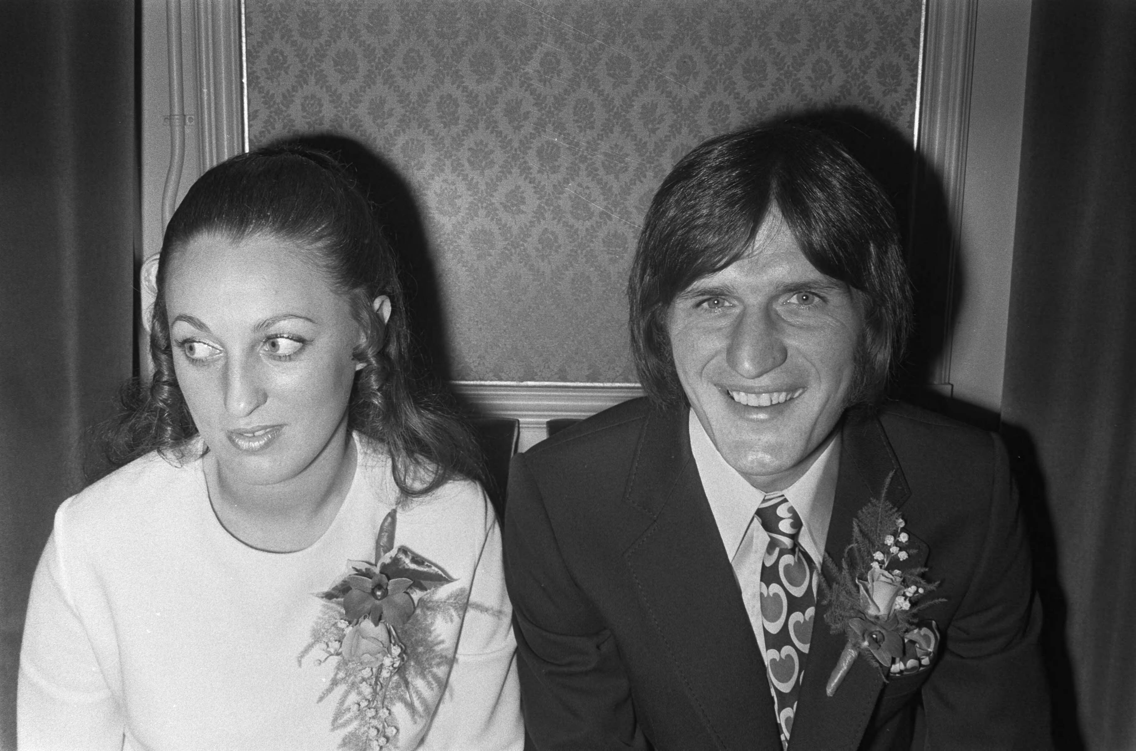 Fotocollectie Anefo — Voetballer Lex Schoenmaker trouwt met Corrie van Gerven op stadhuis Den Haag — Foto: Peters, Hans / Anefo. Licentie: Set B: Rechtenvrij / Publiek Domein. Bron: Nationaal Archief. http://hdl.handle.net/10648/abd1e92c-d0b4-102d-bcf8-003048976d84