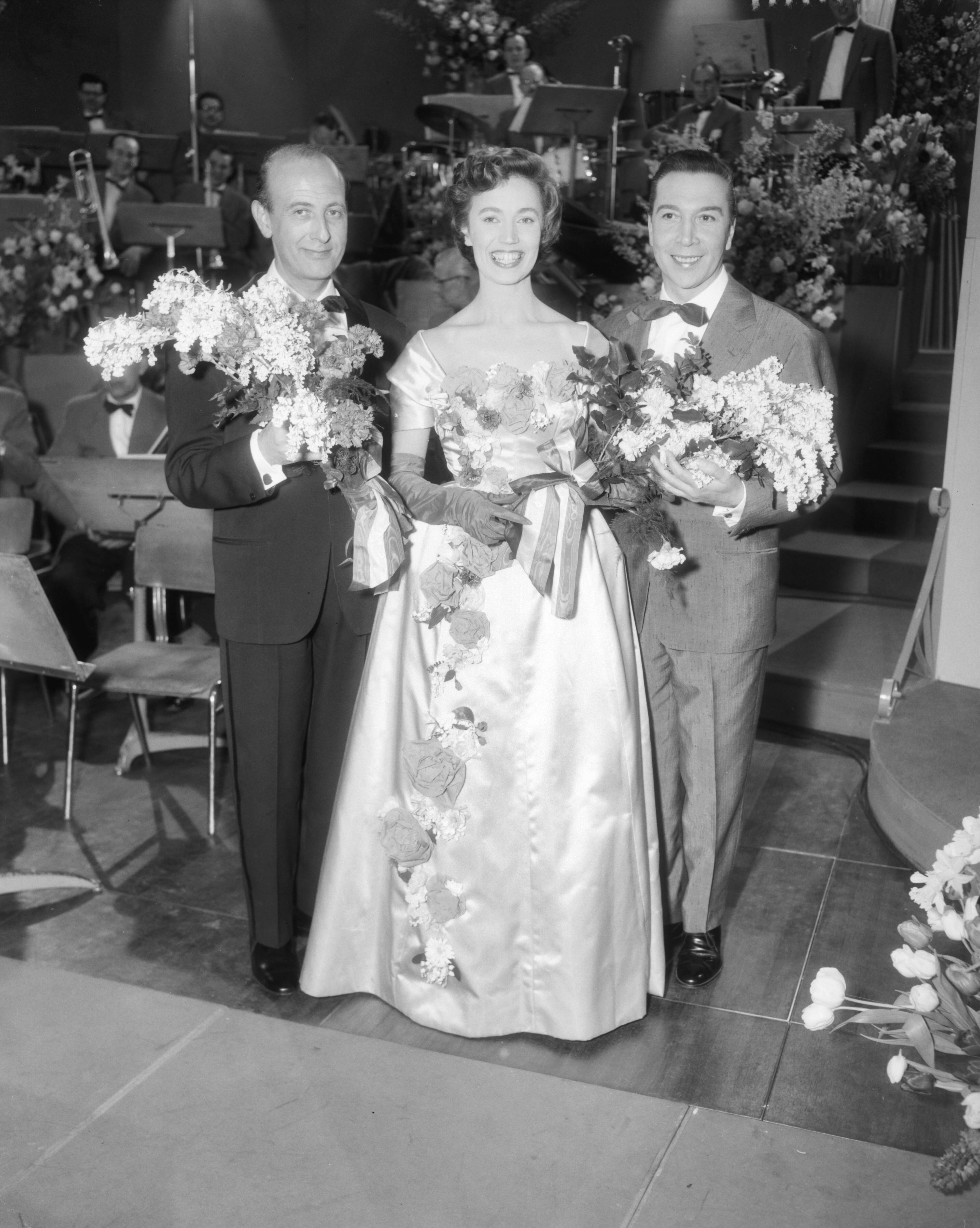 Eurovisie Songfestival 1958 — Eurovisie Songfestival. Dirigent Franck Pourcel, presentatrice Hannie Lips en winnaar André Claveau — Foto: Pot, Harry / Anefo. Licentie: Set B: Rechtenvrij / Publiek Domein. Bron: Nationaal Archief. http://hdl.handle.net/10648/a9775202-d0b4-102d-bcf8-003048976d84