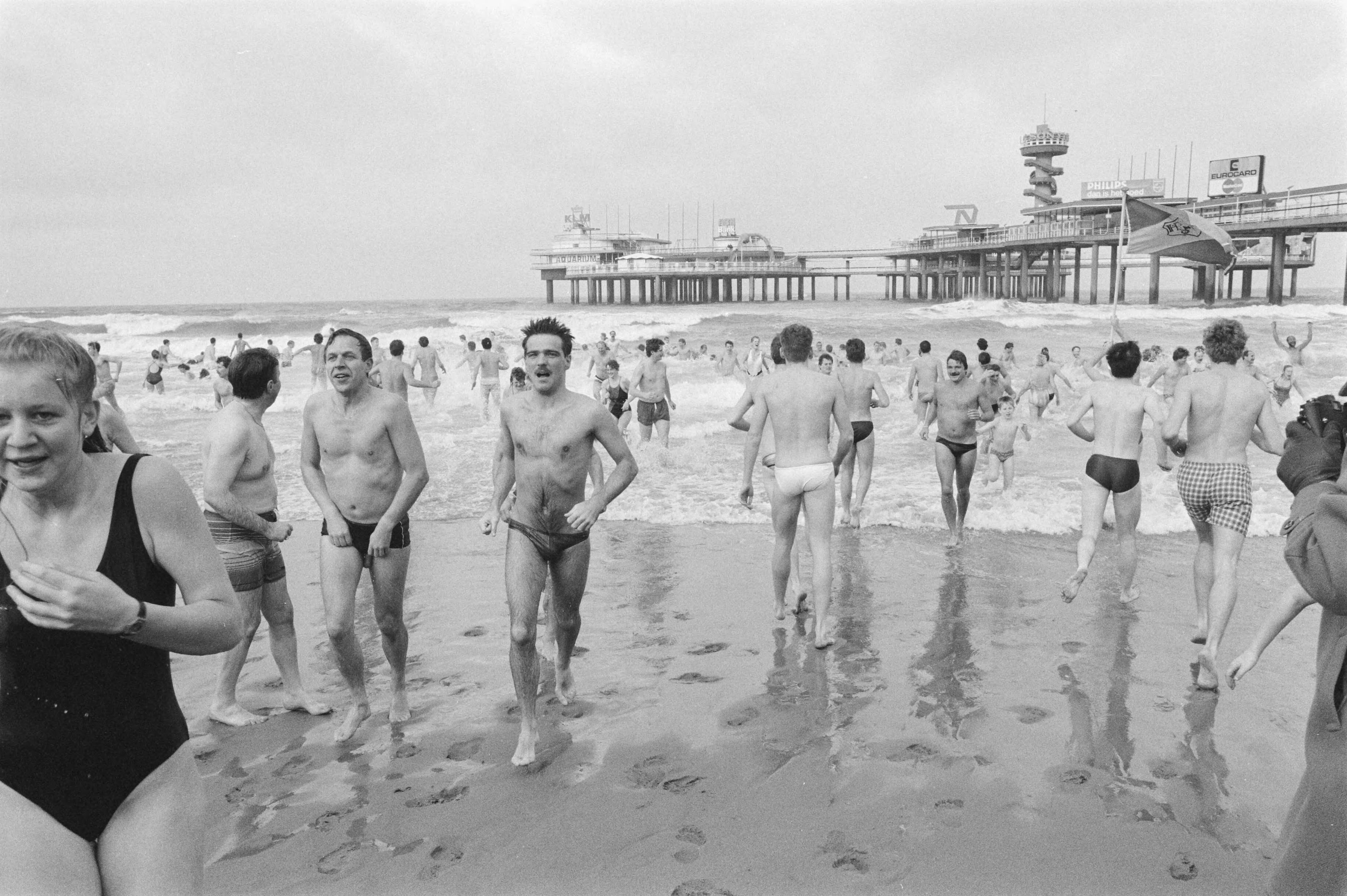 Fotocollectie Anefo — Scheveningen; nieuwjaarsduik in zee — Foto: Croes, Rob C. / Anefo. Licentie: Set B: Rechtenvrij / Publiek Domein. Bron: Nationaal Archief. http://hdl.handle.net/10648/ad67548e-d0b4-102d-bcf8-003048976d84