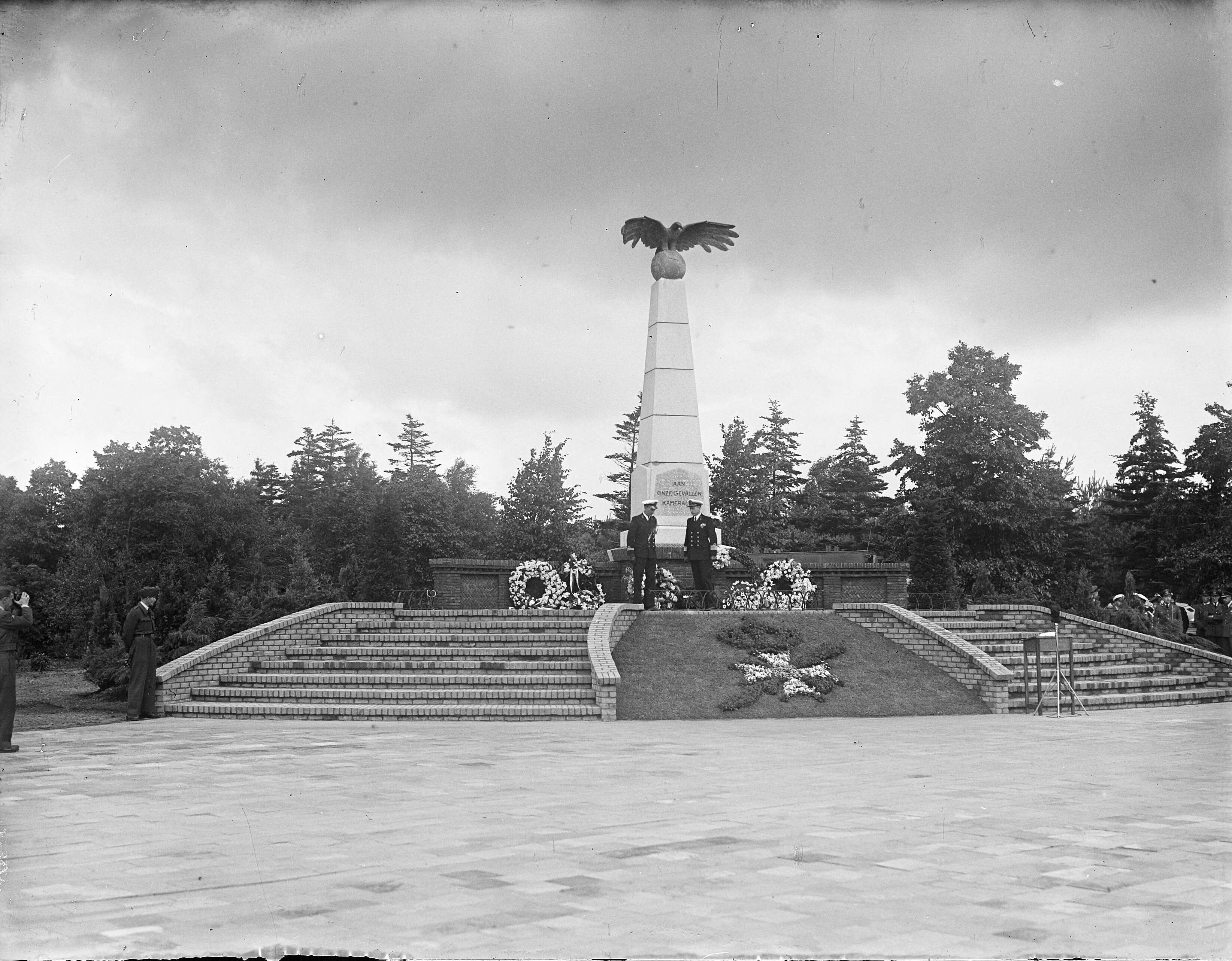 Fotocollectie Anefo — Vliegermonument op Soesterberg onthuld door prins Bernhard — Foto: Noske, J.D. / Anefo. Licentie: Set B: Rechtenvrij / Publiek Domein. Bron: Nationaal Archief. http://hdl.handle.net/10648/a8b8d46c-d0b4-102d-bcf8-003048976d84
