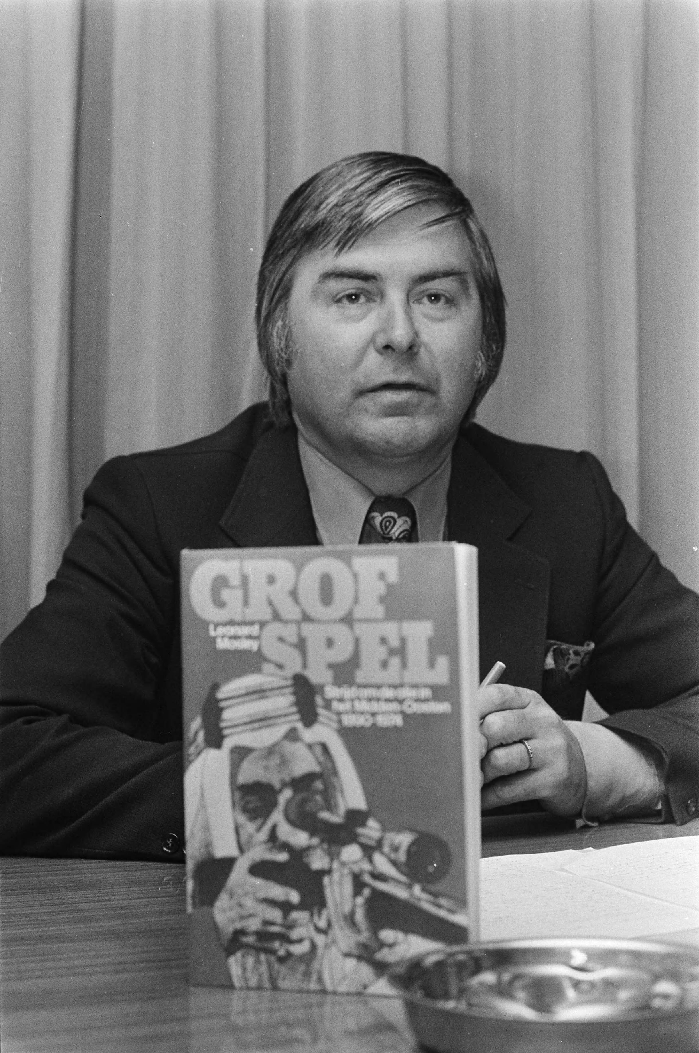 Fotocollectie Anefo — Olieboek "Grof Spel" geintroduceerd in Nieuwspoort in Den Haag ; Hans van der Werf met boek — Foto: Croes, Rob C. / Anefo. Licentie: Set B: Rechtenvrij / Publiek Domein. Bron: Nationaal Archief. http://hdl.handle.net/10648/ac4ce8e8-d0b4-102d-bcf8-003048976d84