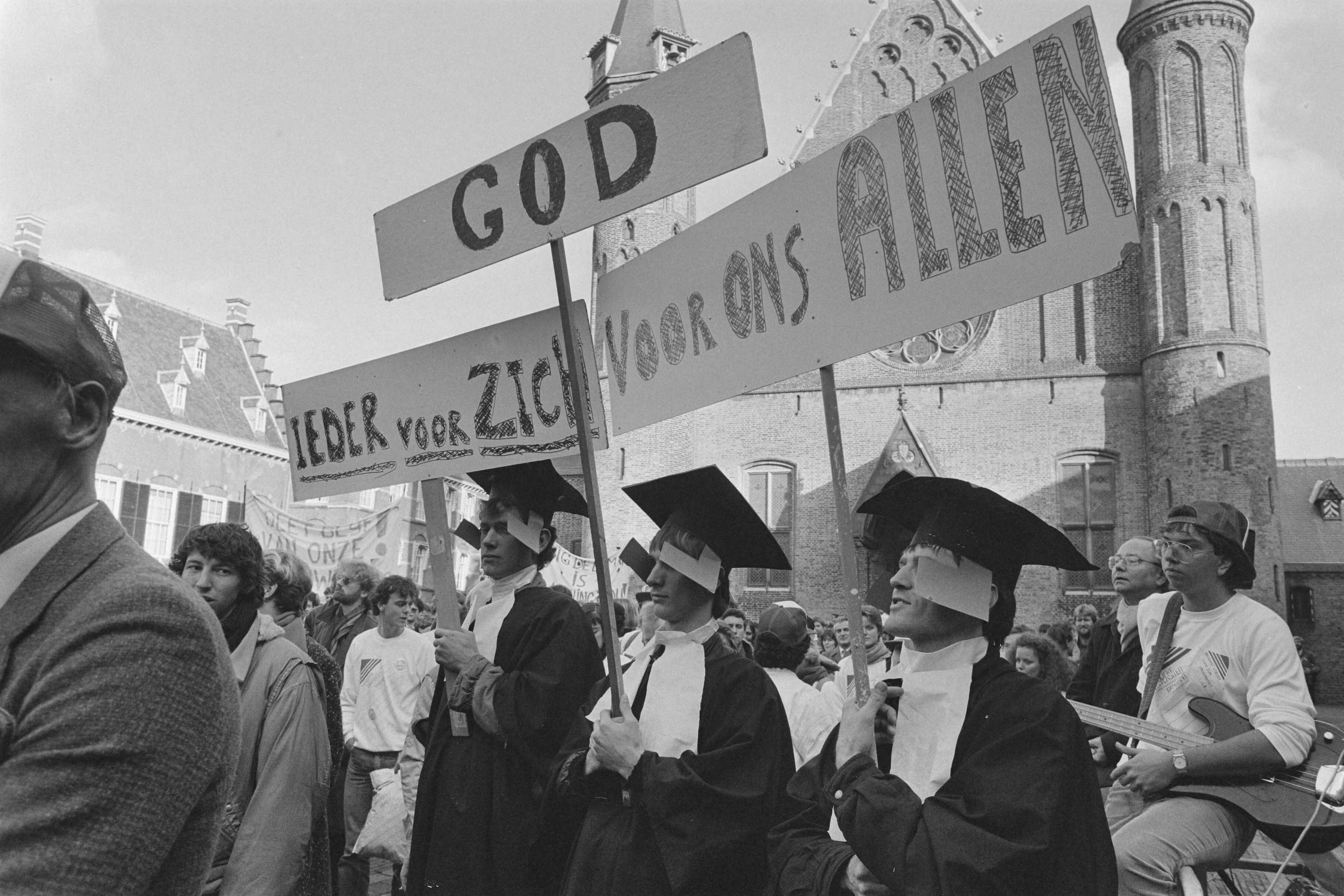 Fotocollectie Anefo — Rector magnificus van Moor spreekt demonstranten Kathol. Universiteit Brabant Den Haag toe, geeft startsein opla balonnen; spandoek — Foto: Croes, Rob C. / Anefo. Licentie: Set B: Rechtenvrij / Publiek Domein. Bron: Nationaal Archief. http://hdl.handle.net/10648/ad5977ba-d0b4-102d-bcf8-003048976d84