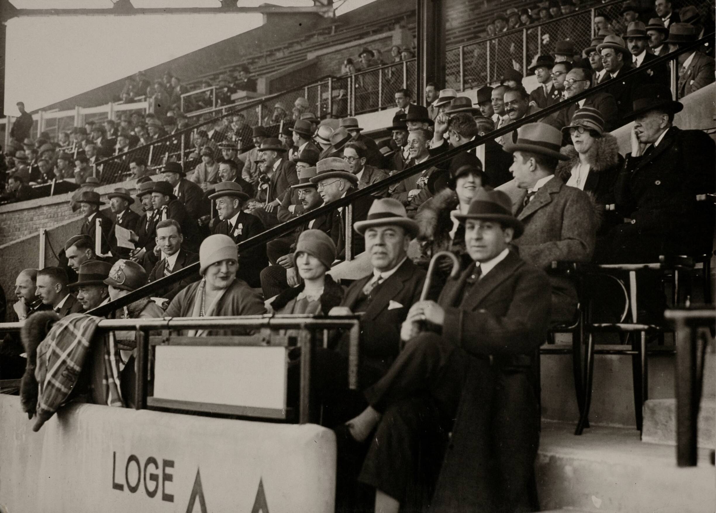 Sport — Sport. Olympische Spelen 1928 Amsterdam, Nederland : Genodigden op de tribunes van het olympisch stadion. — Foto: Fotograaf Onbekend / Algemeen Fotobureau Amsterdam / Spaarnestad Photo (05887). Licentie: Set B: Rechtenvrij / Publiek Domein. Bron: Nationaal Archief. http://hdl.handle.net/10648/35429da6-d538-a382-e063-6df0900a6686