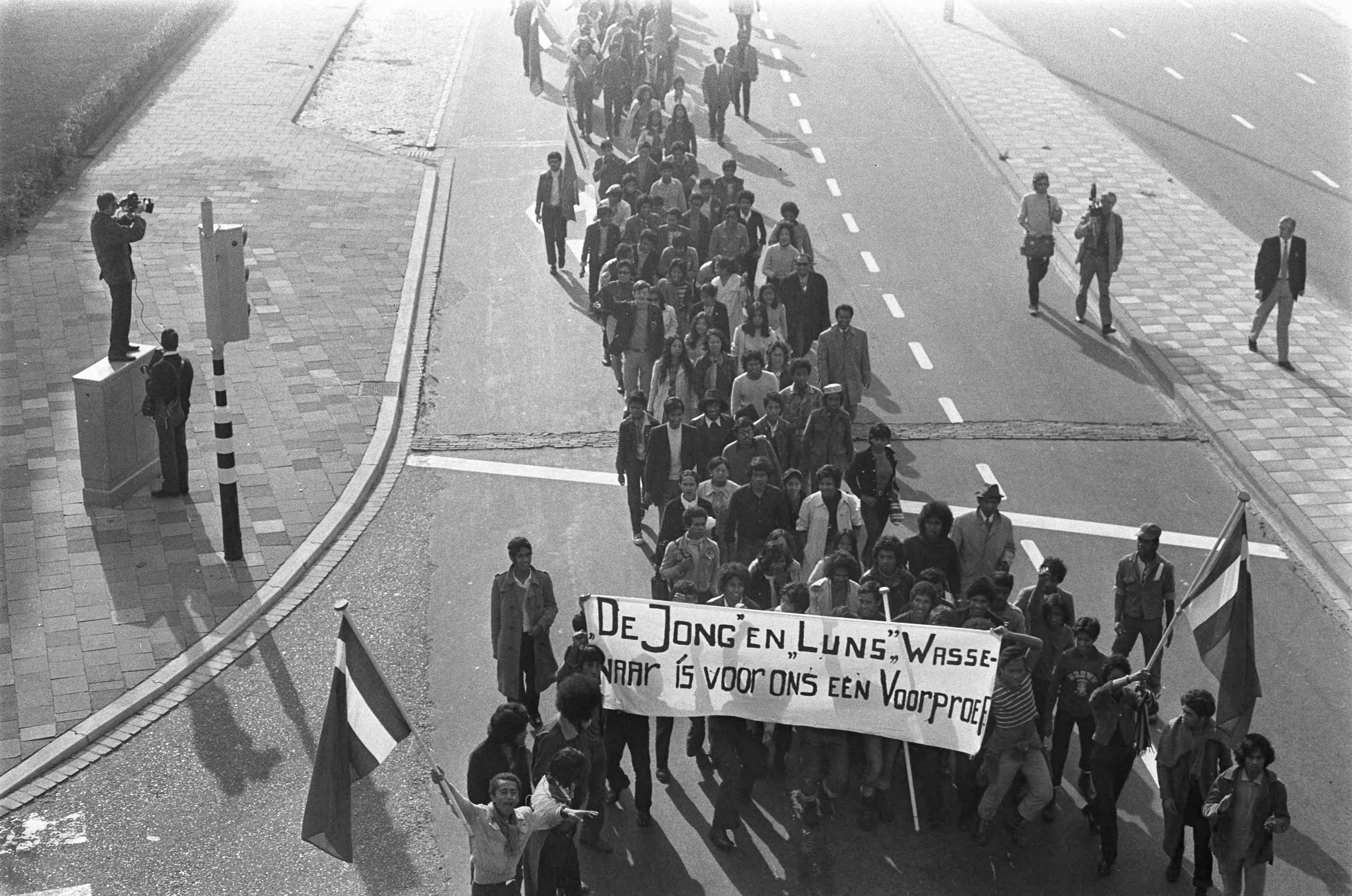 Fotocollectie Anefo — Demonstratie Zuid-Molukkers in Den Haag ; demonstranten bord — Foto: Mieremet, Rob / Anefo. Licentie: Set B: Rechtenvrij / Publiek Domein. Bron: Nationaal Archief. http://hdl.handle.net/10648/aba4bb0a-d0b4-102d-bcf8-003048976d84