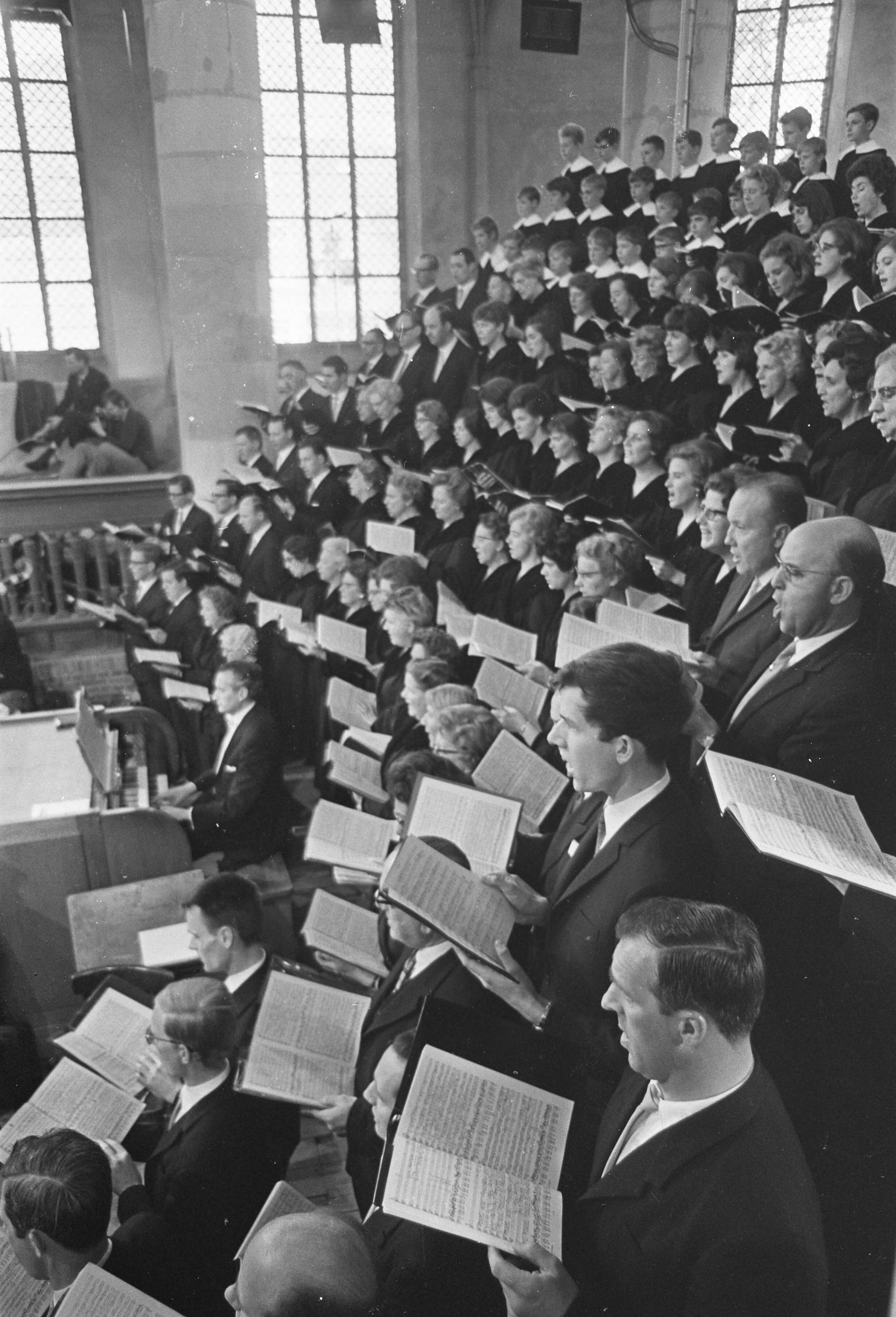 Fotocollectie Anefo — Uitvoering Mattheus Passion in Grote Kerk in Naarden — Foto: Nijs, Jac. de / Anefo. Licentie: Set B: Rechtenvrij / Publiek Domein. Bron: Nationaal Archief. http://hdl.handle.net/10648/ab3cc766-d0b4-102d-bcf8-003048976d84