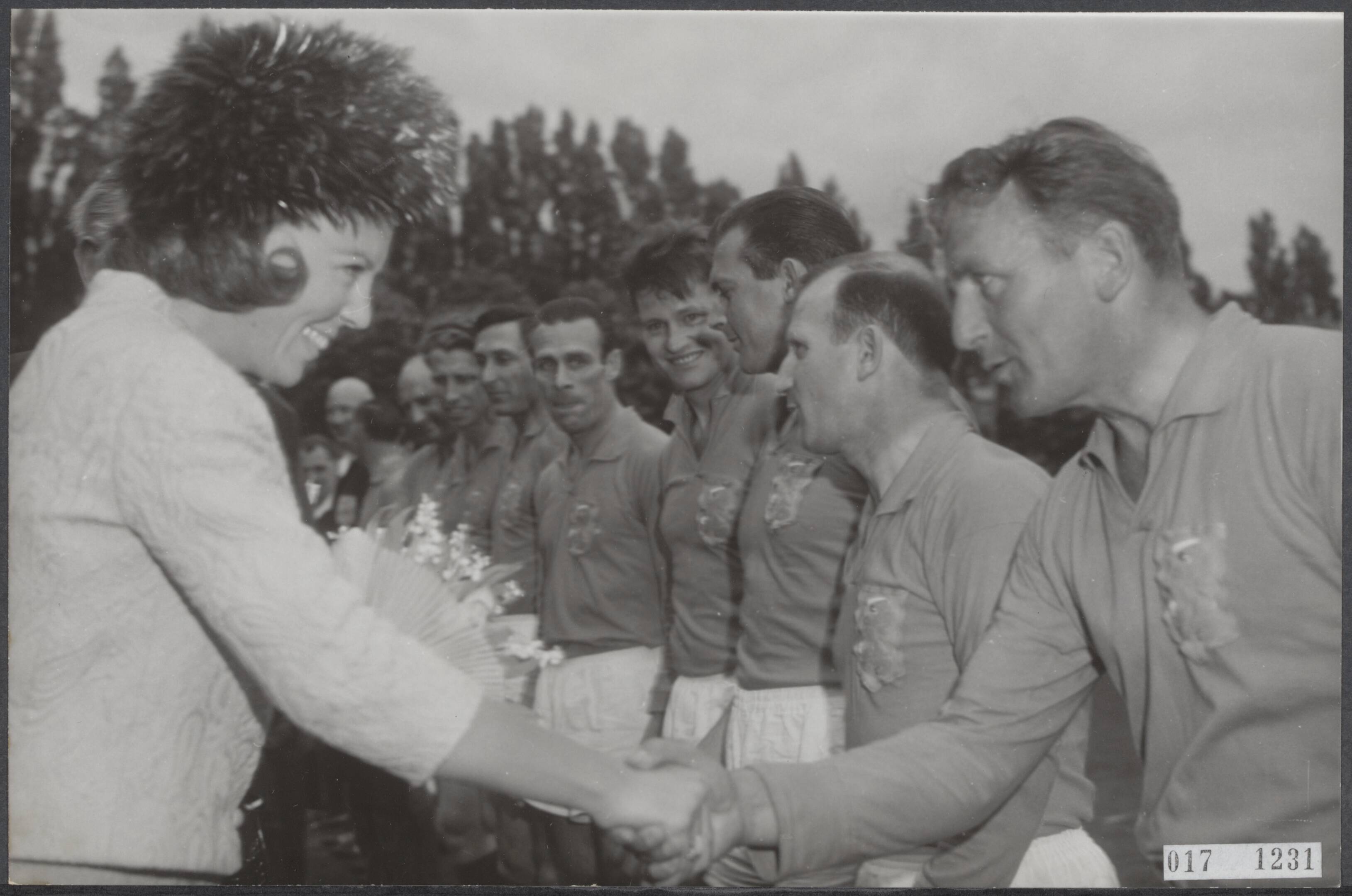 Fotocollectie Elsevier Binnenland — Prinses Beatrix en prins Claus woonden de voetbalwedstrijd tussen de oud-internationals van Nederland en Engeland bij op het NAC-terrein te Breda. Prinses Beatrix werd voorgesteld aan de spelers, van links naar rechts Brusselers, Klaassens, Wilkes, Van Ede, Kuijs, Canjels, Rijvers en Biesbrouck — Foto: Bilsen, Joop van / Anefo. Licentie: Set B: Rechtenvrij / Publiek Domein. Bron: Nationaal Archief. http://hdl.handle.net/10648/adc066c8-d0b4-102d-bcf8-003048976d84