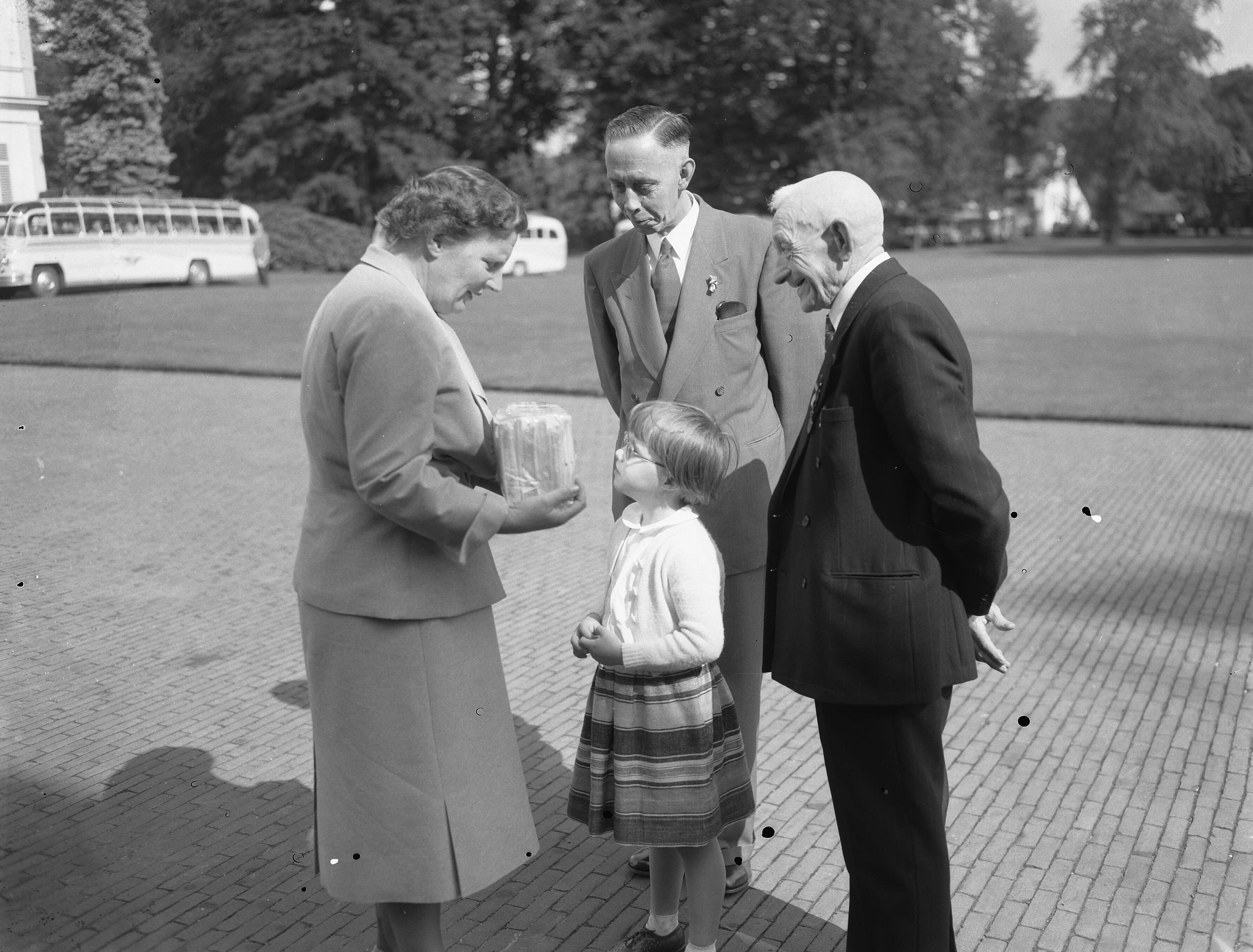 Fotocollectie Anefo — Koningin Juliana ontvangt delegaties Nederlandse bejaarden op paleis Soestdijk. Onder hen waren 400 bejaarden die werkzaam zijn geweest bij Van Heek & Co. J. Keppels (rechts) uit Enschede werd aan haar voorgesteld. Namens de vierhonderd Enschedese deelnemers aan de tocht bood hij haar een pakket met drie lakens en zes slopen aan - producten van Twentse bodem - aan de totstandkoming waarvan veel van de bejaarden gedurende een groot aantal jaren hebben meegewerkt. Links van de heer Keppels de heer H. H. Boersma uit Enschede, de organisator van deze tocht. — Foto: Noske, J.D. / Anefo. Licentie: Set B: Rechtenvrij / Publiek Domein. Bron: Nationaal Archief. http://hdl.handle.net/10648/a929837e-d0b4-102d-bcf8-003048976d84