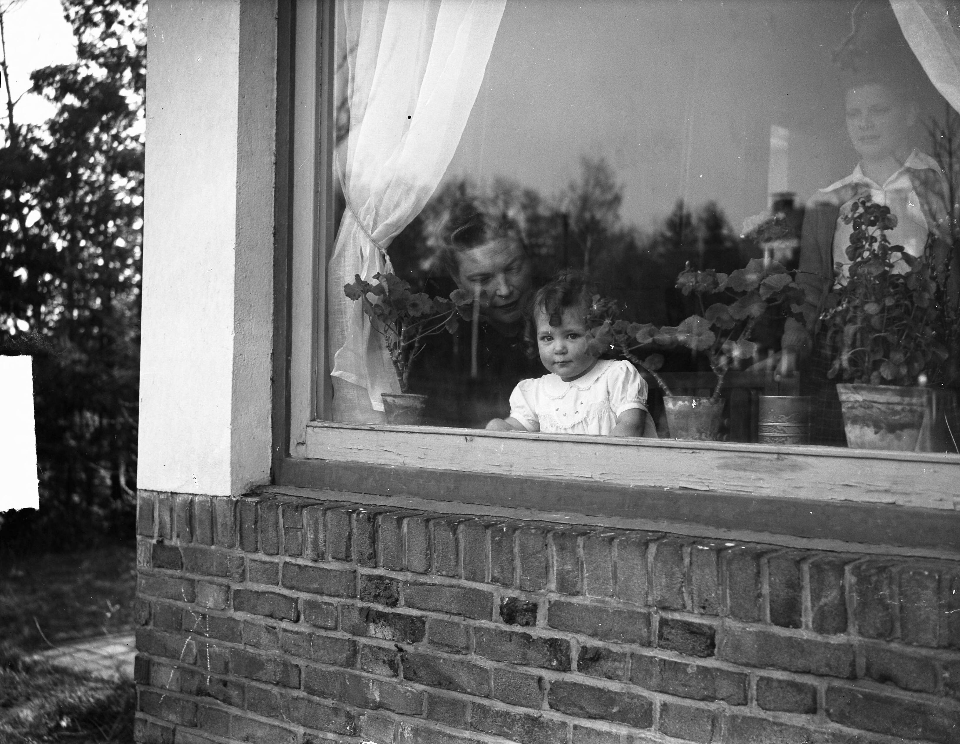 Fotocollectie Anefo — Kindje Familie Wernes-Smeders te Zeist — Foto: Merk, Ben / Anefo. Licentie: Set B: Rechtenvrij / Publiek Domein. Bron: Nationaal Archief. http://hdl.handle.net/10648/a8c47196-d0b4-102d-bcf8-003048976d84