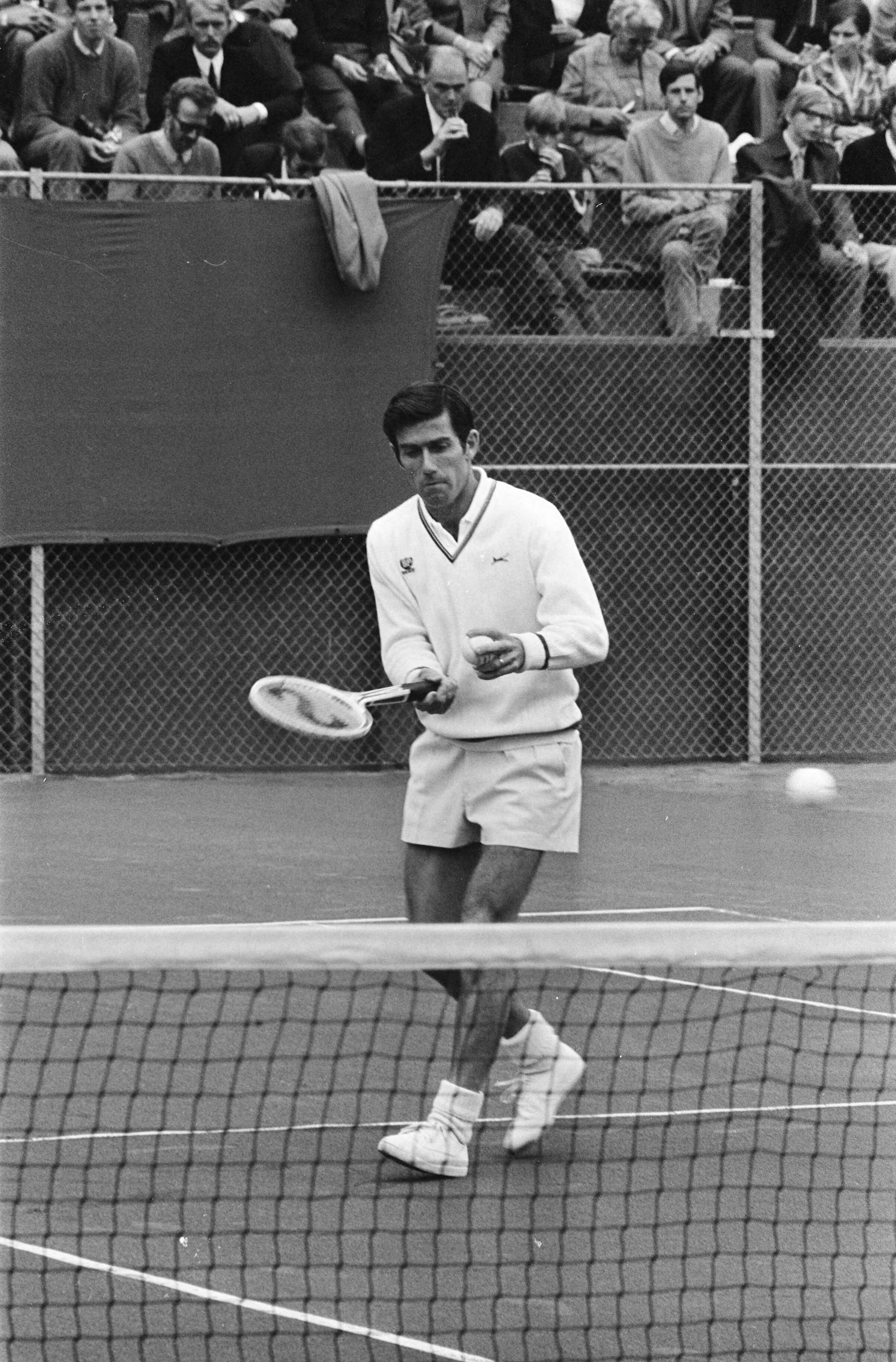 Tennistoernooi op METS-banen te Scheveningen — De Australiër Ken Rosewall in actie — Foto: Fotograaf Onbekend / Anefo. Licentie: Set B: Rechtenvrij / Publiek Domein. Bron: Nationaal Archief. http://hdl.handle.net/10648/ab9b7414-d0b4-102d-bcf8-003048976d84