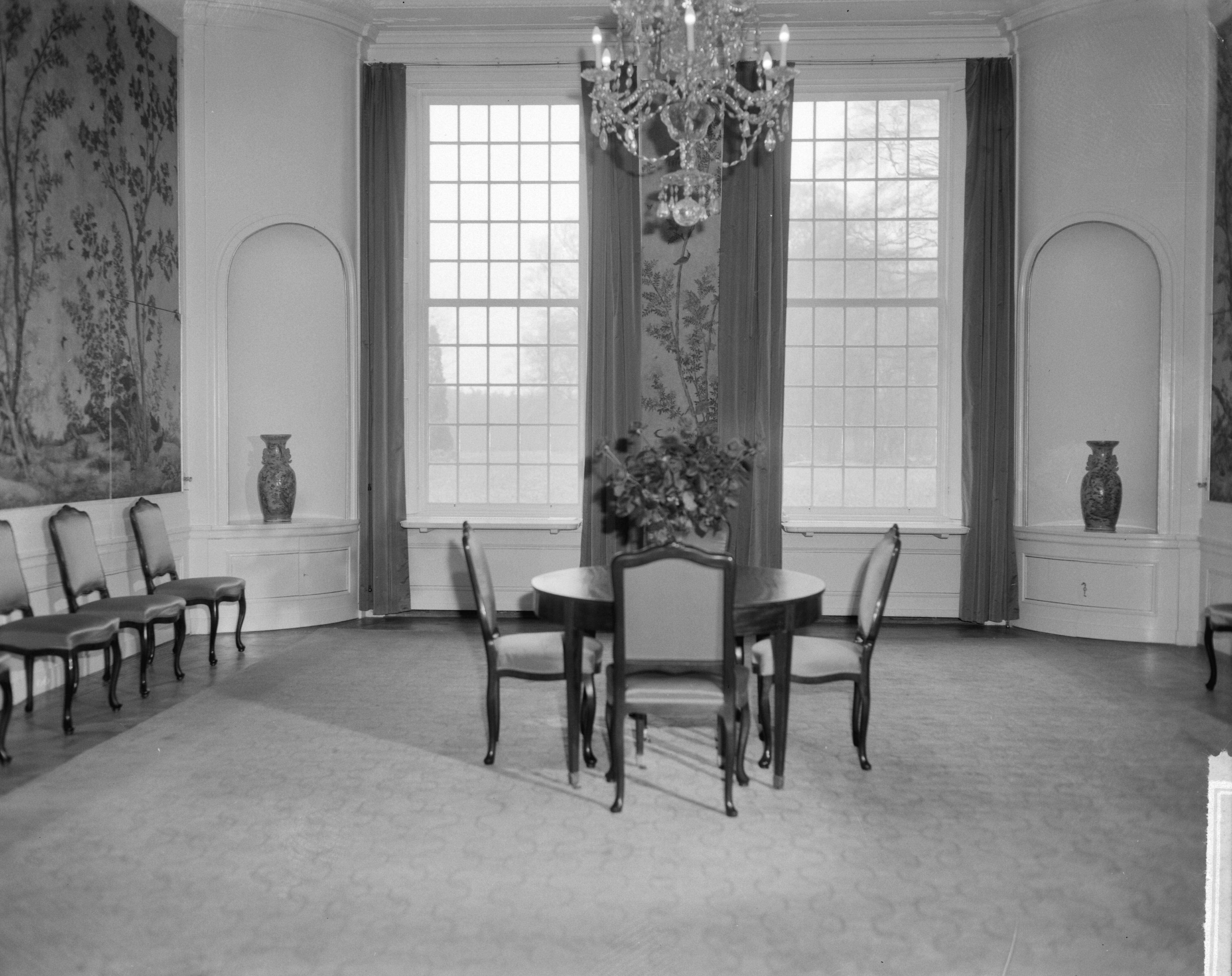 Fotocollectie Anefo — Interieur Slot Drakensteyn (eetkamer) — Foto: Bilsen, Joop van / Anefo. Licentie: Set B: Rechtenvrij / Publiek Domein. Bron: Nationaal Archief. http://hdl.handle.net/10648/aa305414-d0b4-102d-bcf8-003048976d84