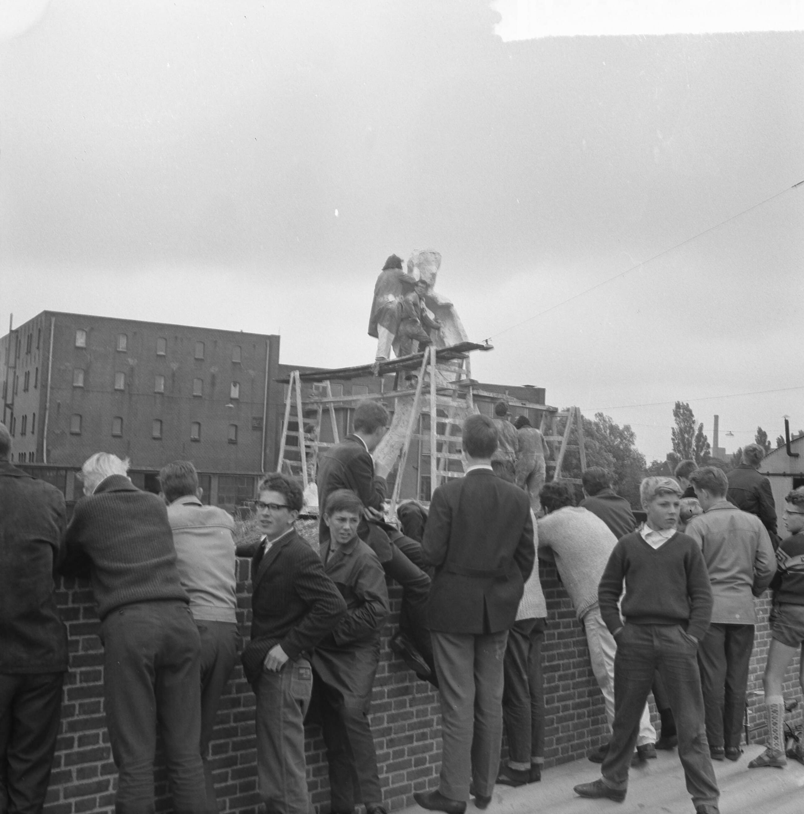 Drama bij een beeld in Zaandam van beeldhouwer Slavomir Militic — Drama om beeld in Zaandam van beeldhouwer Slavomir Miletic. Militic legt de laatste hand aan gipsen beeld — Foto: Nijs, Jac. de / Anefo. Licentie: Set B: Rechtenvrij / Publiek Domein. Bron: Nationaal Archief. http://hdl.handle.net/10648/aa3b2790-d0b4-102d-bcf8-003048976d84