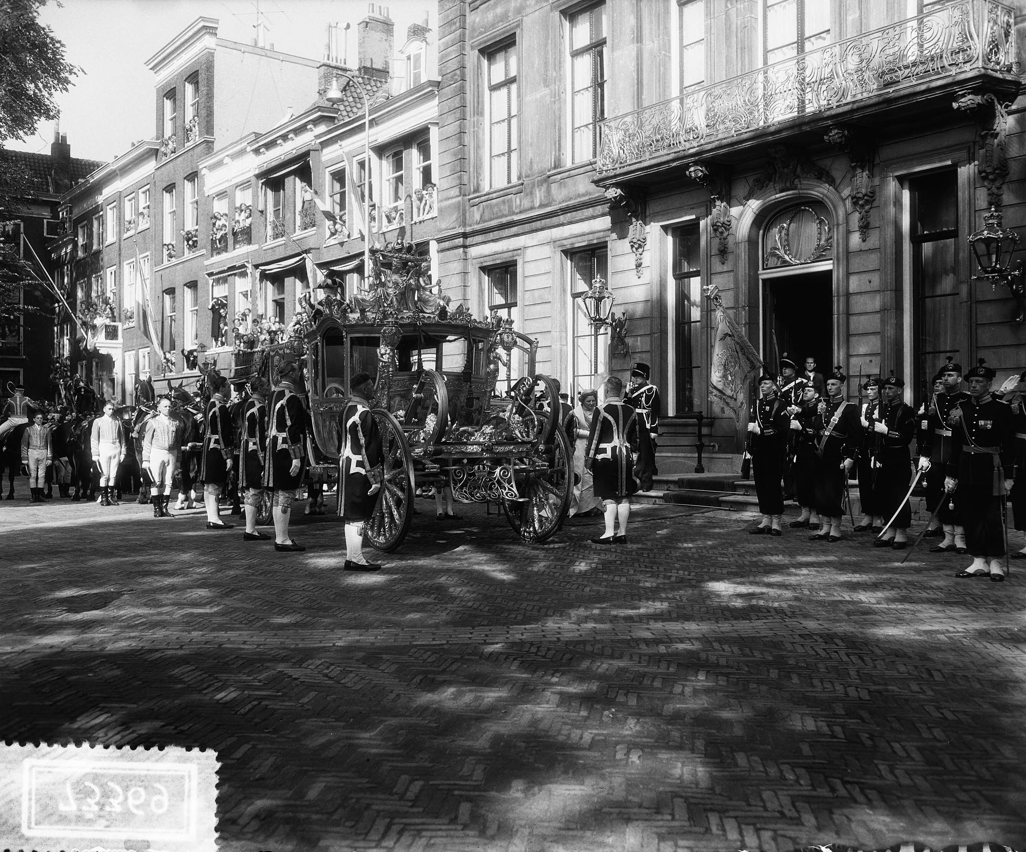Prinsjesdag 1955 — Opening Staten-Generaal. Rijtoer door Den Haag — Foto: Rossem, Wim van / Anefo. Licentie: Set B: Rechtenvrij / Publiek Domein. Bron: Nationaal Archief. http://hdl.handle.net/10648/a93b4096-d0b4-102d-bcf8-003048976d84