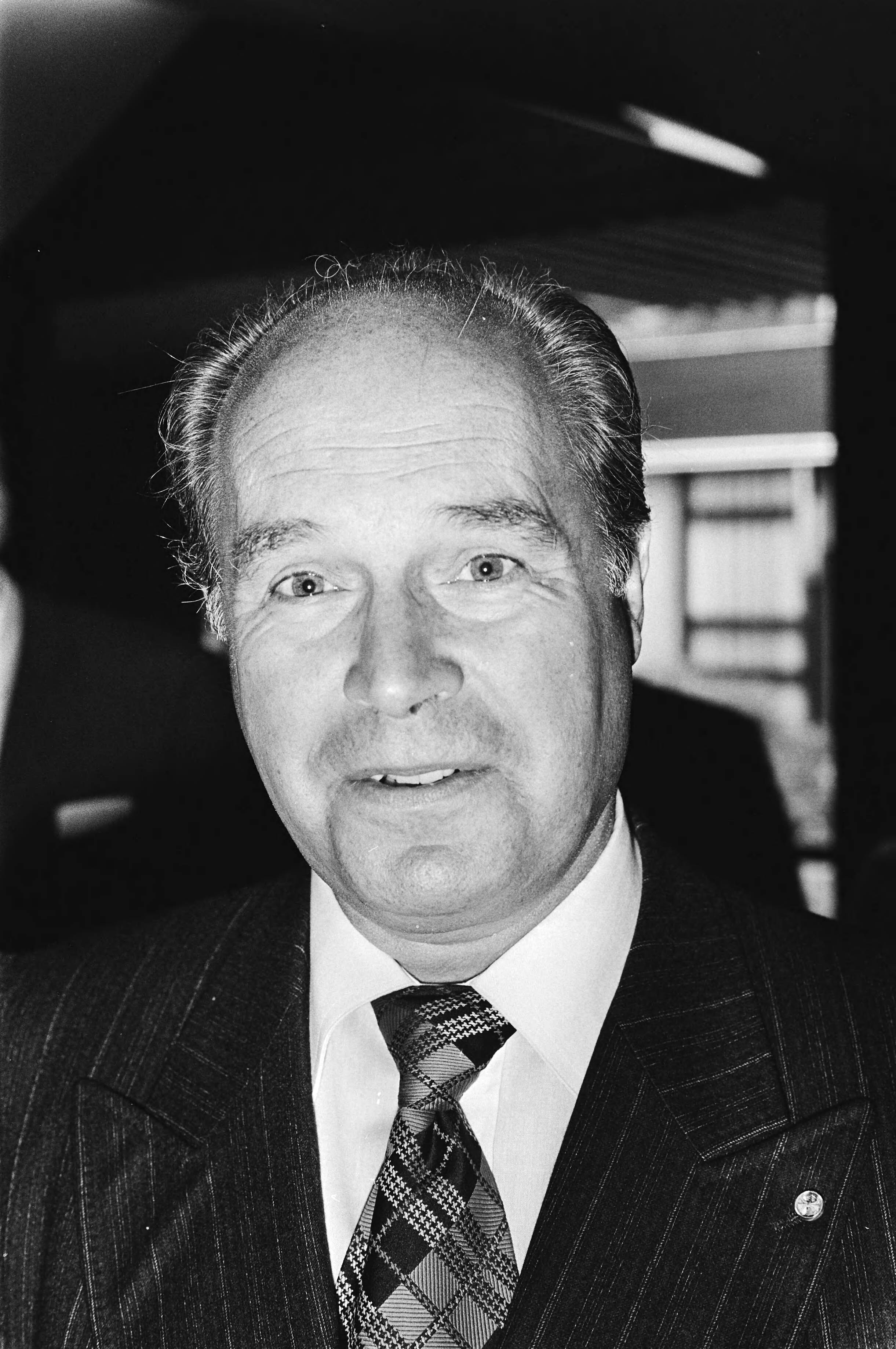 Fotocollectie Anefo — Afscheidsreceptie hoofdcommissaris Sanders (Amsterdam); nieuwe hoofdcommissaris van Amsterdam Valken, kop — Foto: Croes, Rob C. / Anefo. Licentie: Set B: Rechtenvrij / Publiek Domein. Bron: Nationaal Archief. http://hdl.handle.net/10648/ace29262-d0b4-102d-bcf8-003048976d84