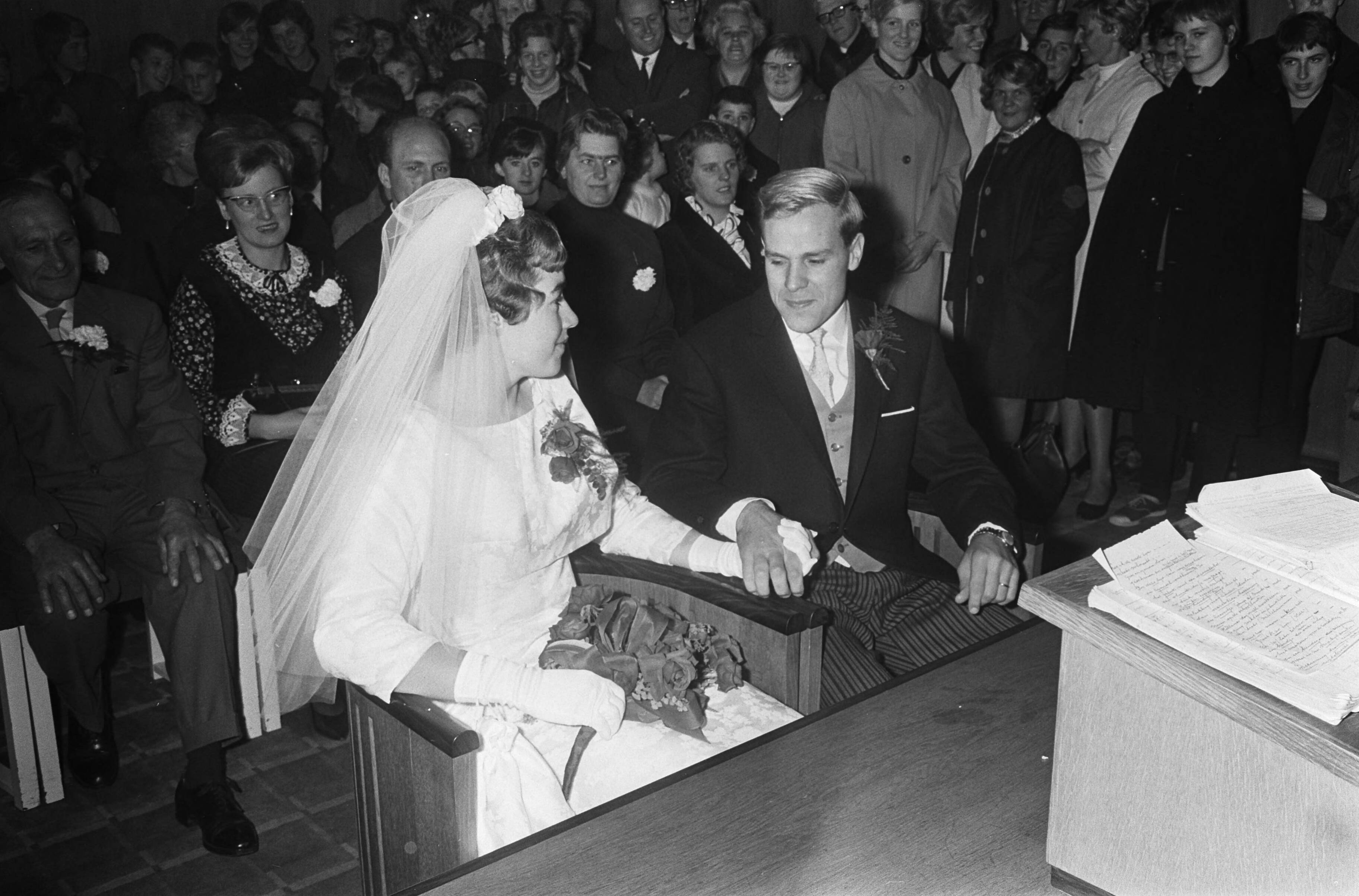 Huwelijk tussen zwemster Adrie Lasterie en wielrenner Cor Rutgers te Hilversum — Het bruidspaar — Foto: Fotograaf Onbekend / Anefo. Licentie: Set B: Rechtenvrij / Publiek Domein. Bron: Nationaal Archief. http://hdl.handle.net/10648/aacbae64-d0b4-102d-bcf8-003048976d84