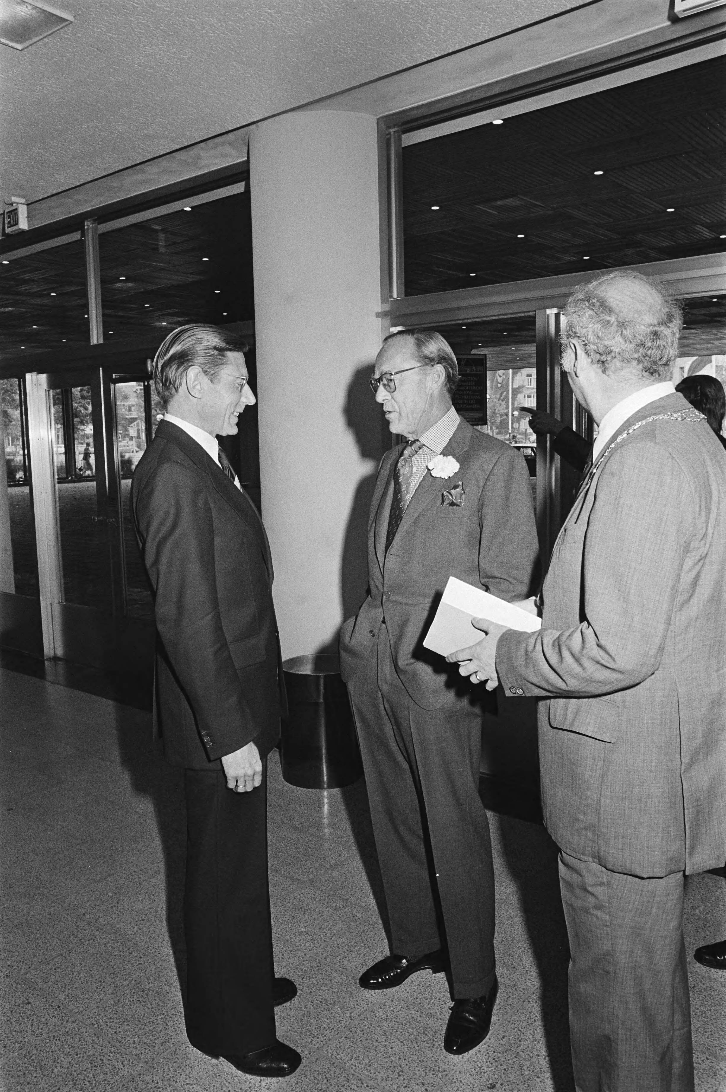 Fotocollectie Anefo — Prins Bernhard opent Nederlands-Duits Mijnbouwdeskundig Congres in Congresgebouw te Den Haag ; aankomst en ontvangst — Foto: Peters, Hans / Anefo. Licentie: Set B: Rechtenvrij / Publiek Domein. Bron: Nationaal Archief. http://hdl.handle.net/10648/ac8c40ec-d0b4-102d-bcf8-003048976d84