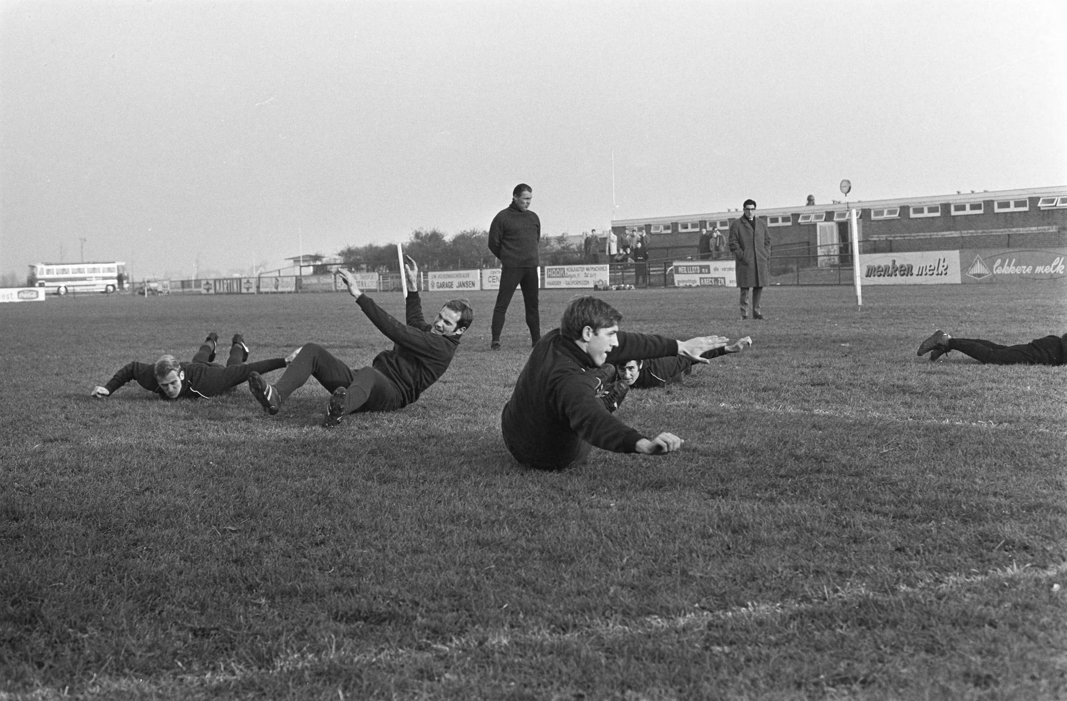 Fotocollectie Anefo — Europa-cup, Ajax traint bij Wassenaar training — Foto: Kroon, Ron / Anefo. Licentie: Set B: Rechtenvrij / Publiek Domein. Bron: Nationaal Archief. http://hdl.handle.net/10648/ab543f86-d0b4-102d-bcf8-003048976d84