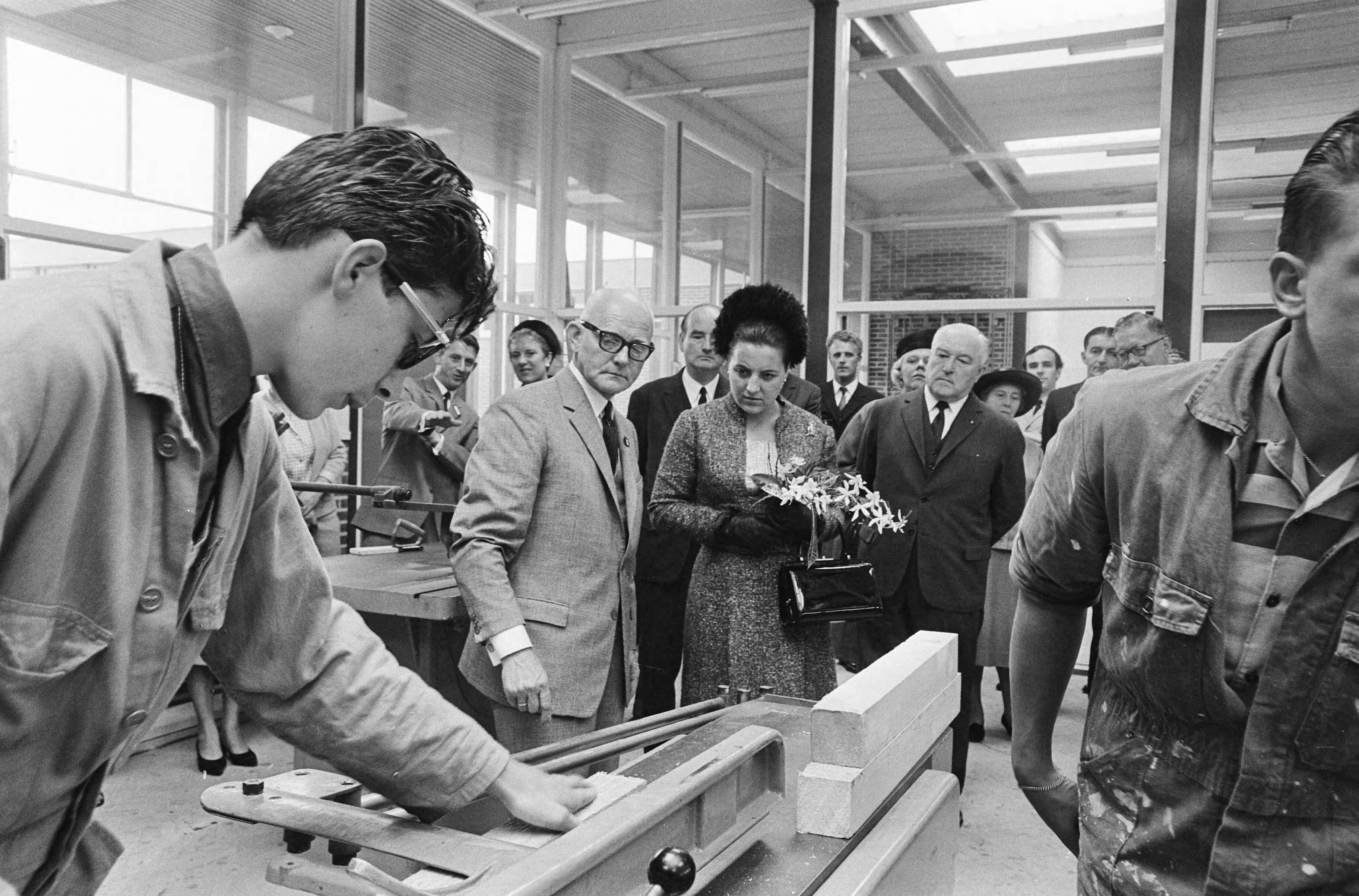 Fotocollectie Anefo — Prinses Margriet opende LTS te Soest, de prinses bekijkt werk van een van de leerlingen — Foto: Kroon, Ron / Anefo. Licentie: Set B: Rechtenvrij / Publiek Domein. Bron: Nationaal Archief. http://hdl.handle.net/10648/aaf04d14-d0b4-102d-bcf8-003048976d84