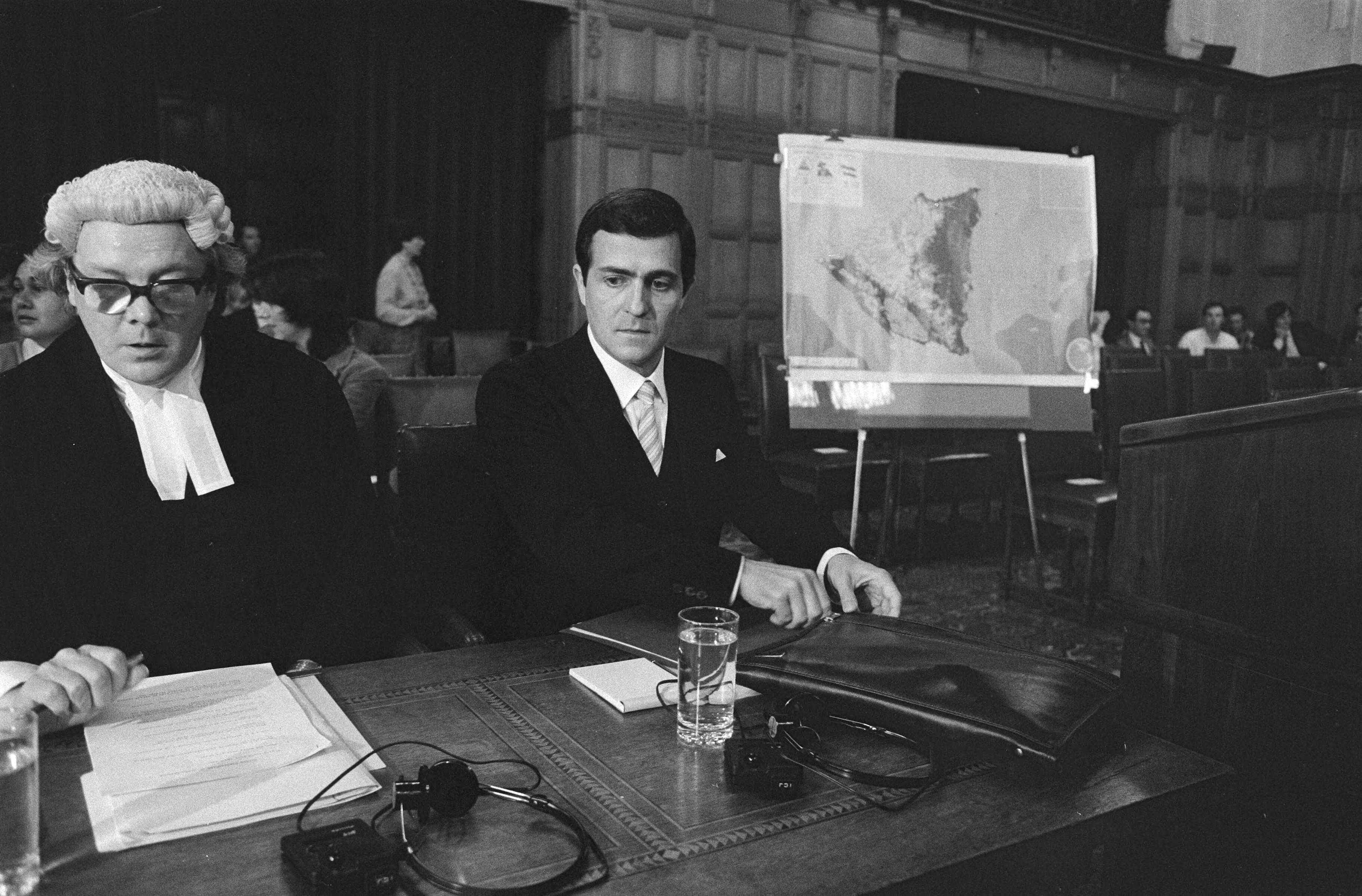 Fotocollectie Anefo — Klacht van Nicaragua tegen de VS voor het Internationaal Gerechtshof in Den Haag voortgezet; Nicaraguaanse amb. Carlos Arguella Gomez — Foto: Croes, Rob C. / Anefo. Licentie: Set B: Rechtenvrij / Publiek Domein. Bron: Nationaal Archief. http://hdl.handle.net/10648/ad4a4704-d0b4-102d-bcf8-003048976d84
