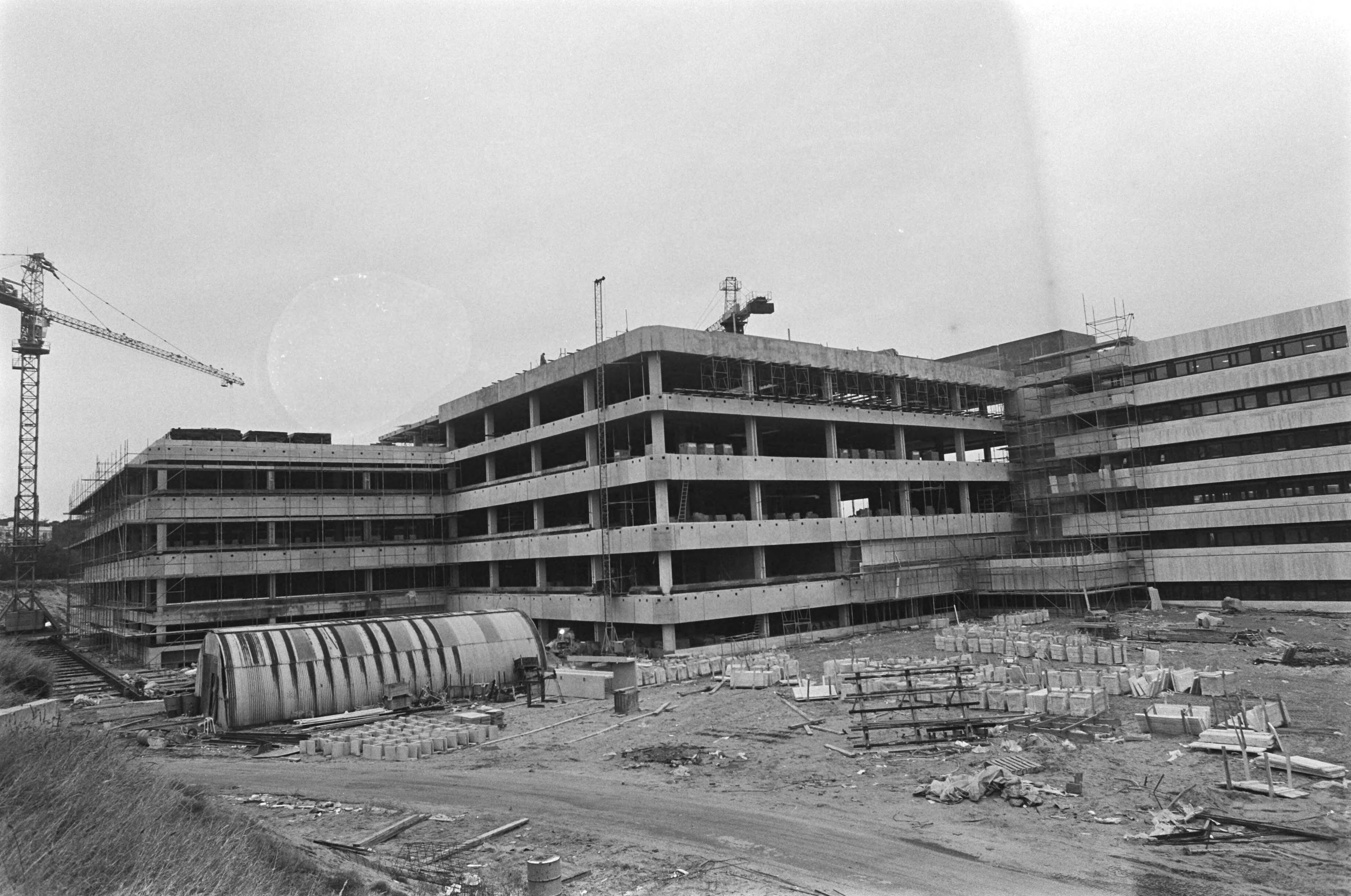 Fotocollectie Anefo — Vandaag hoogste punt bereikt van nieuwbouw van NOS te Hilversum, 16 juni 1978 werd eerste steen gelegd — Foto: Dijk, Hans van / Anefo. Licentie: Set B: Rechtenvrij / Publiek Domein. Bron: Nationaal Archief. http://hdl.handle.net/10648/aceda594-d0b4-102d-bcf8-003048976d84