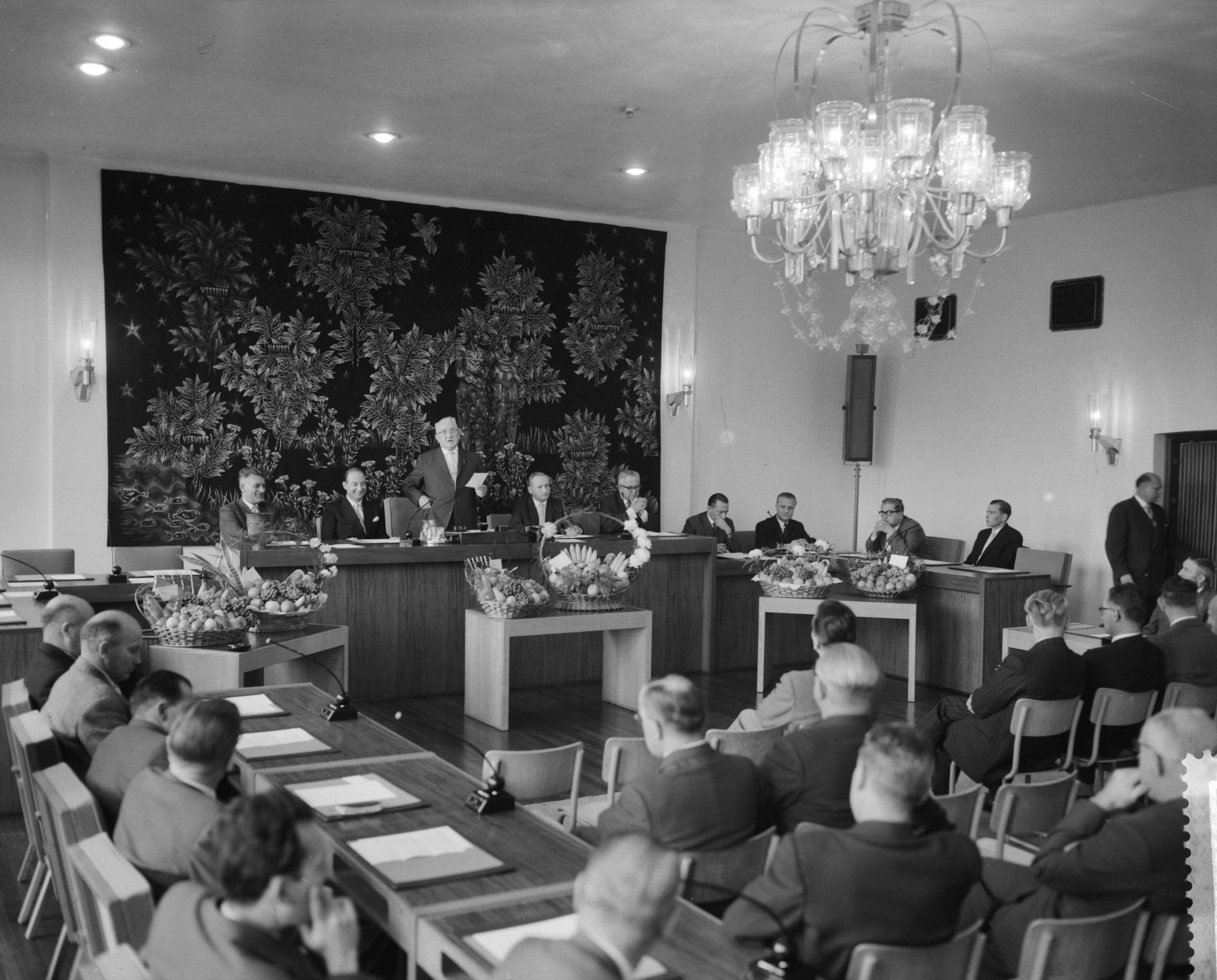 Fotocollectie Anefo — Eerste openbare vergadering Bedrijfsschap van Aardappelen, Groenten en Fruit te Den Haag, overzicht van de bestuurstafel — Foto: Behrens, Herbert F. / Anefo. Licentie: Set B: Rechtenvrij / Publiek Domein. Bron: Nationaal Archief. http://hdl.handle.net/10648/a9a1591c-d0b4-102d-bcf8-003048976d84