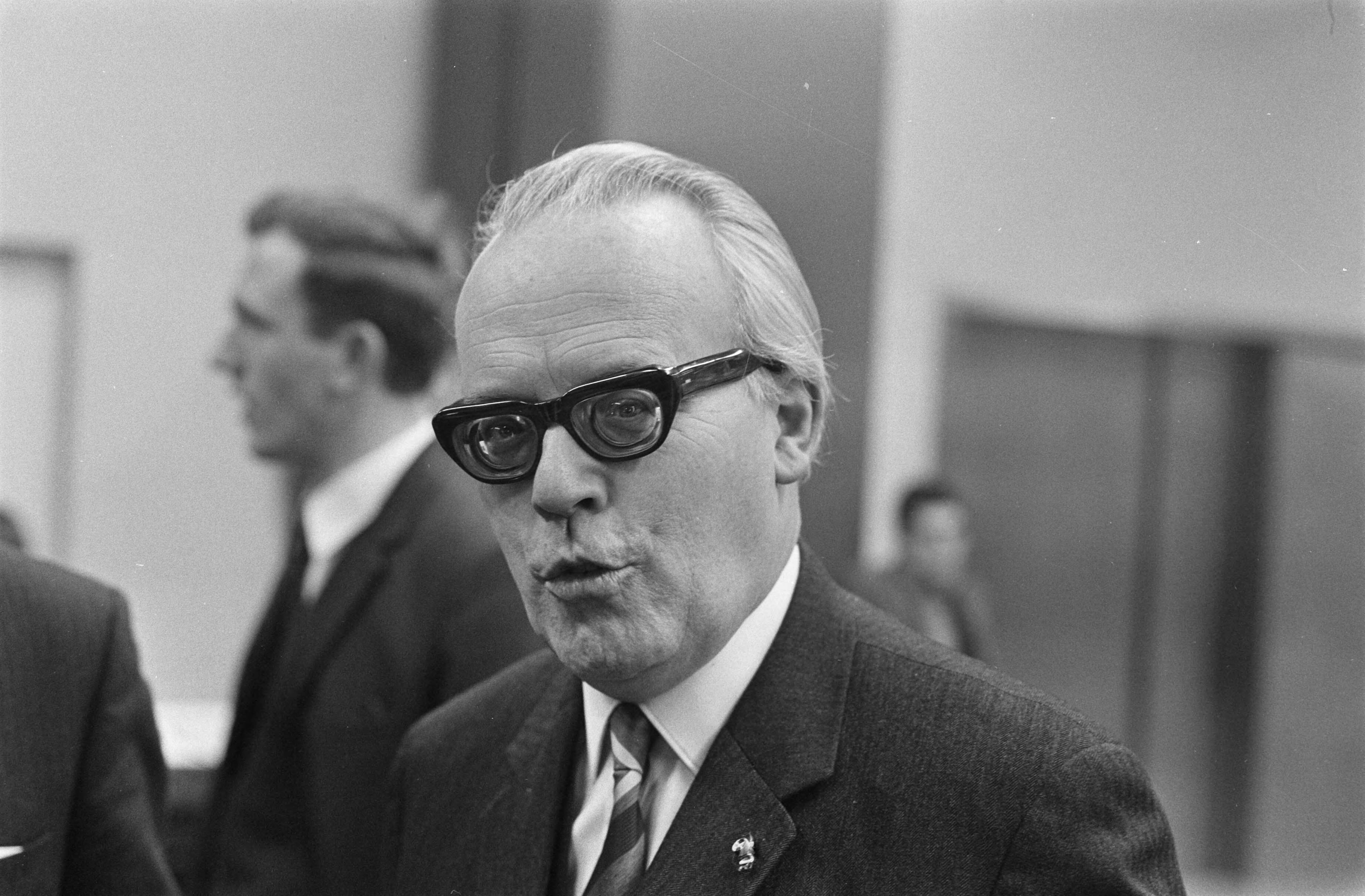 Fotocollectie Anefo — Partijconferentie Anti Revolutionnaire Partij te Utrecht in verband met komende verkiezingen. Nummers 19.20 Professor mr. P. J. Verdam — Foto: Evers, Joost / Anefo. Licentie: Set B: Rechtenvrij / Publiek Domein. Bron: Nationaal Archief. http://hdl.handle.net/10648/ab8d2bde-d0b4-102d-bcf8-003048976d84