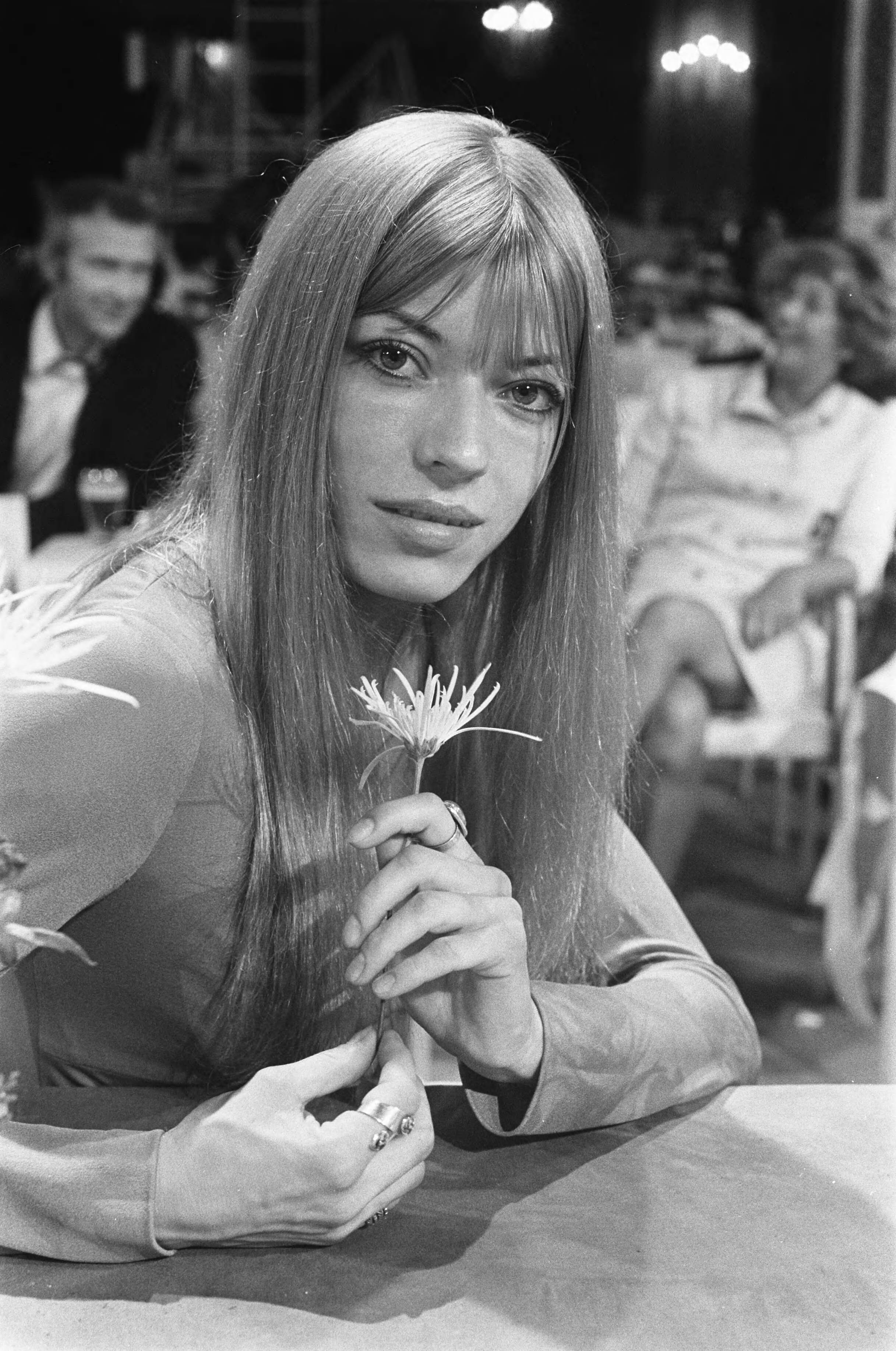 Fotocollectie Anefo — Singing Europe 1969 in Scheveningen: Katja Ebstein (West-Duitsland) — Foto: Koch, Eric / Anefo. Licentie: Set B: Rechtenvrij / Publiek Domein. Bron: Nationaal Archief. http://hdl.handle.net/10648/ab71bf5c-d0b4-102d-bcf8-003048976d84