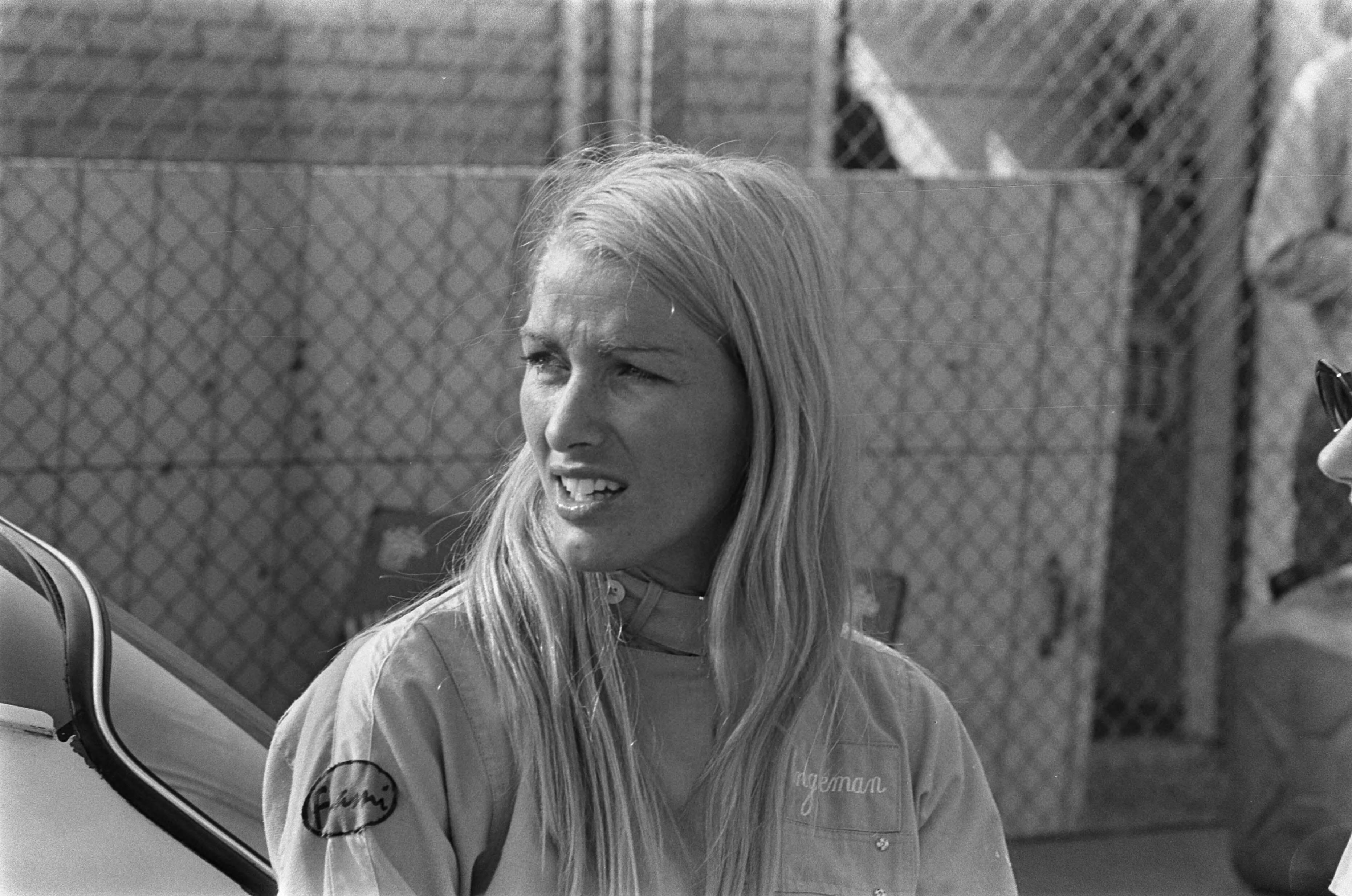 Fotocollectie Anefo — Autoraces op circuit Zandvoort, om Zandvoort Trophy ; nr. 12, 13 Liane Engeman , kop — Foto: Evers, Joost / Anefo. Licentie: Set B: Rechtenvrij / Publiek Domein. Bron: Nationaal Archief. http://hdl.handle.net/10648/aba15122-d0b4-102d-bcf8-003048976d84